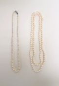 Zwei PerlenkettenEinreihige Kette, Perlen Ø 4 mm, L. 21 cm, Magnetschließe. Einreihige Kette, Perlen