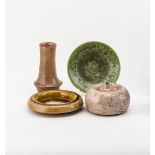 Rheinfelder KeramikVase. Zylindrischer, abgesetzter Korpus. Grüne und rote Glasur. (Abschläge am
