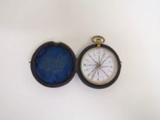 Kompass im EtuiRundes Messinggehäuse mit Trageöse. Rückseitig Gravur mit Datierung 1873. Kompass
