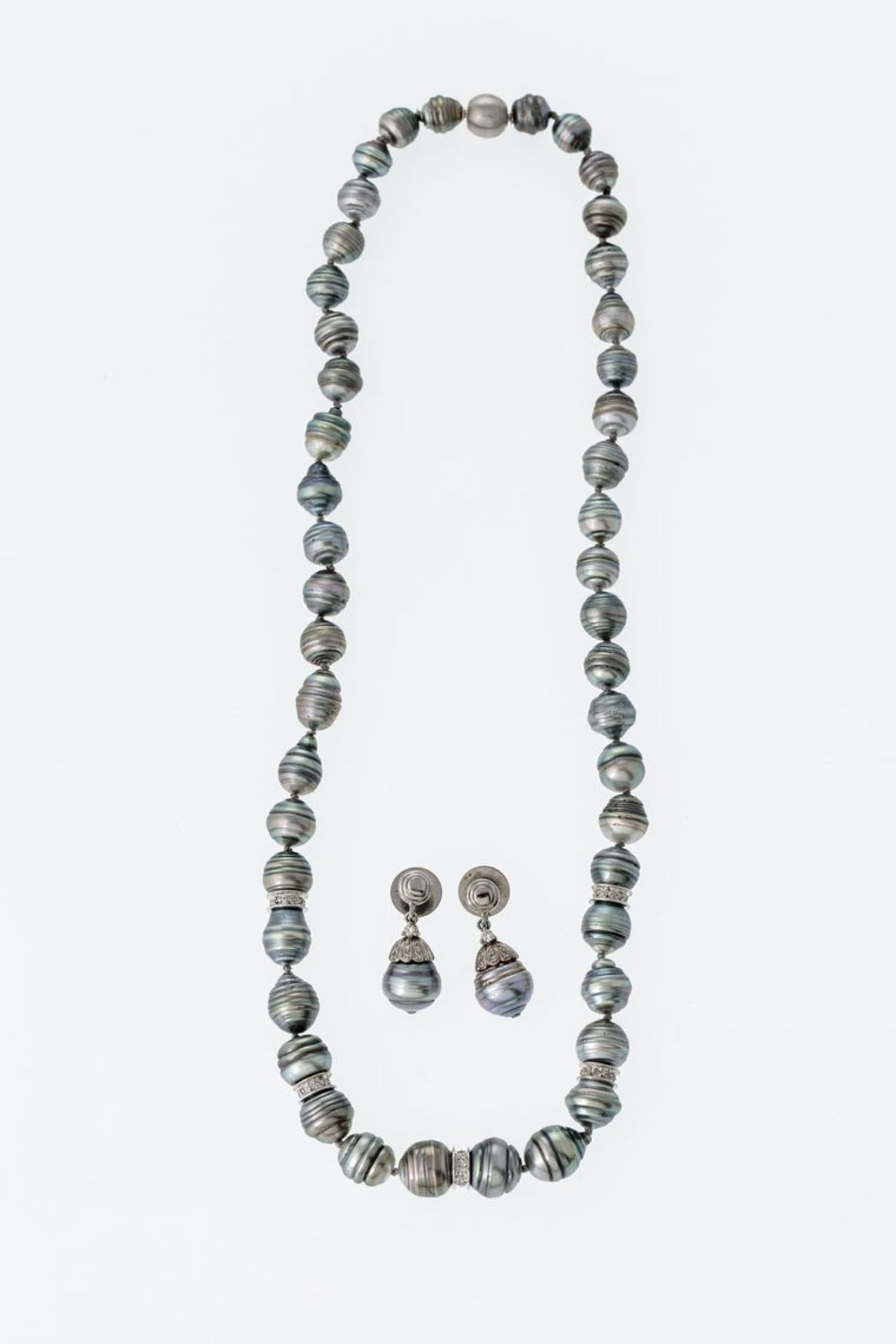 Tahitiperlenkette mit OhrsteckerKette mit 40 Tahiti-Perlen, gegliedert durch fünf brillantbesetzte