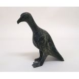 Bildhauer20. Jh. Stehender Wasservogel. Grüner Speckstein. (Linker Fuß best.). H. 24 cm.