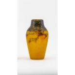 JugendstilvaseSäuremattiertes Überfangglas mit Pulvereinschmelzungen in Gelb, Orange und Blau,