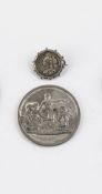 EnglandMünze und Medaille: Shilling 1887 Victoria I. (gefasst und an Nadel). Gesamtgewicht: 7,9 g.