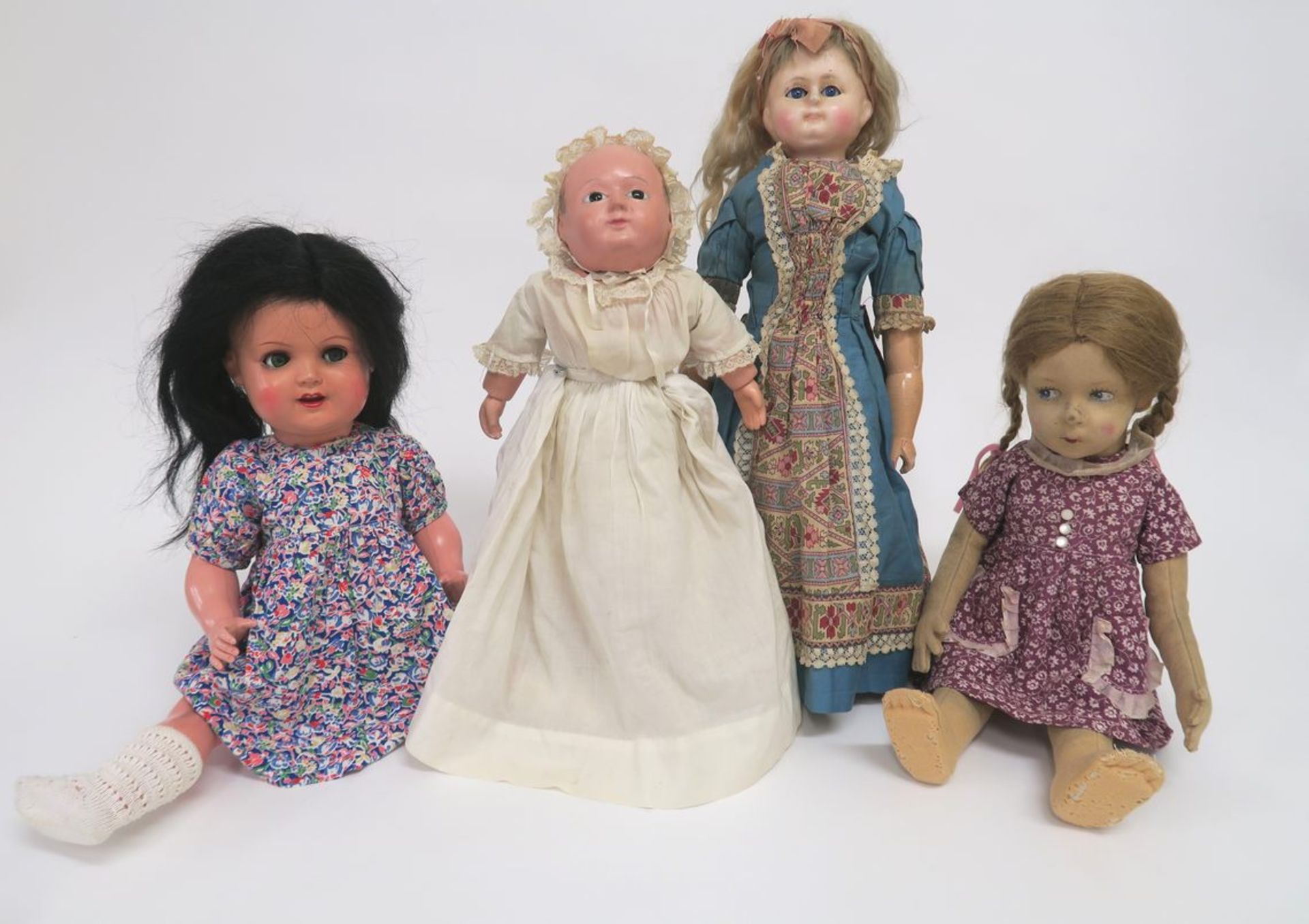 Konv. von vier diversen Puppen