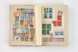 Vier diverse Briefmarkenalben