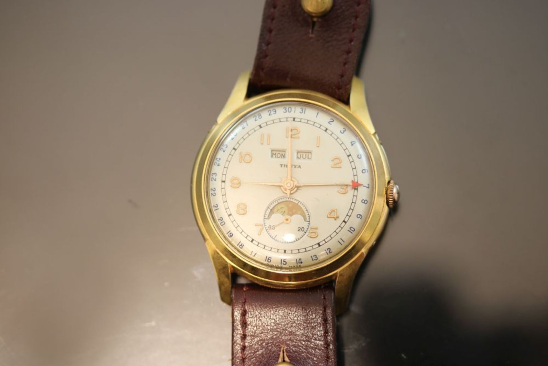 Thuya-Uhr, Swiss Made