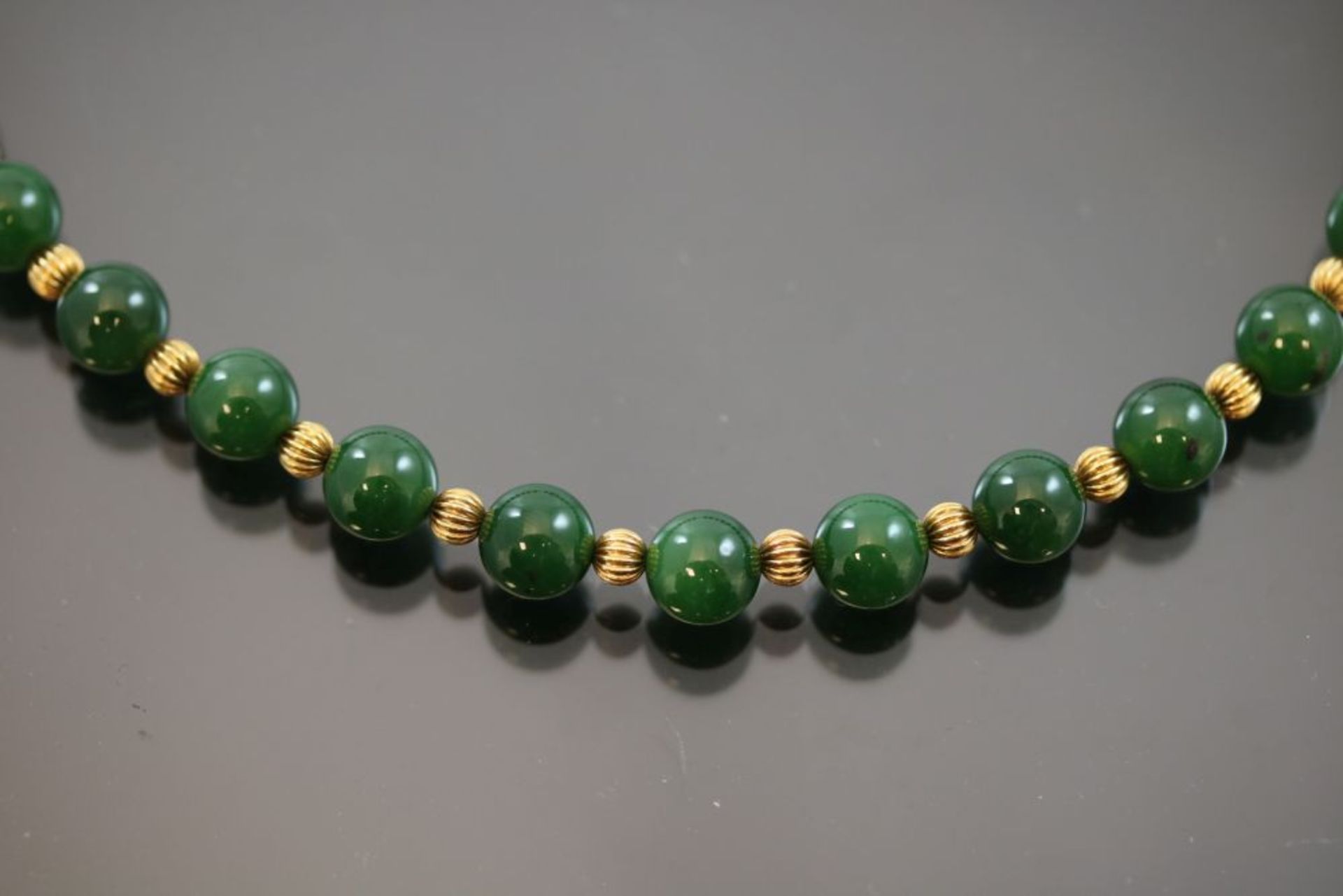 Jade-Kette, 750 Gold