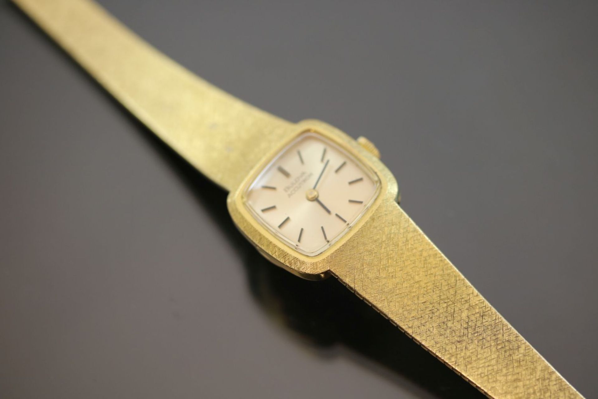 Bulova-Damenhr, 750 Gelbgold