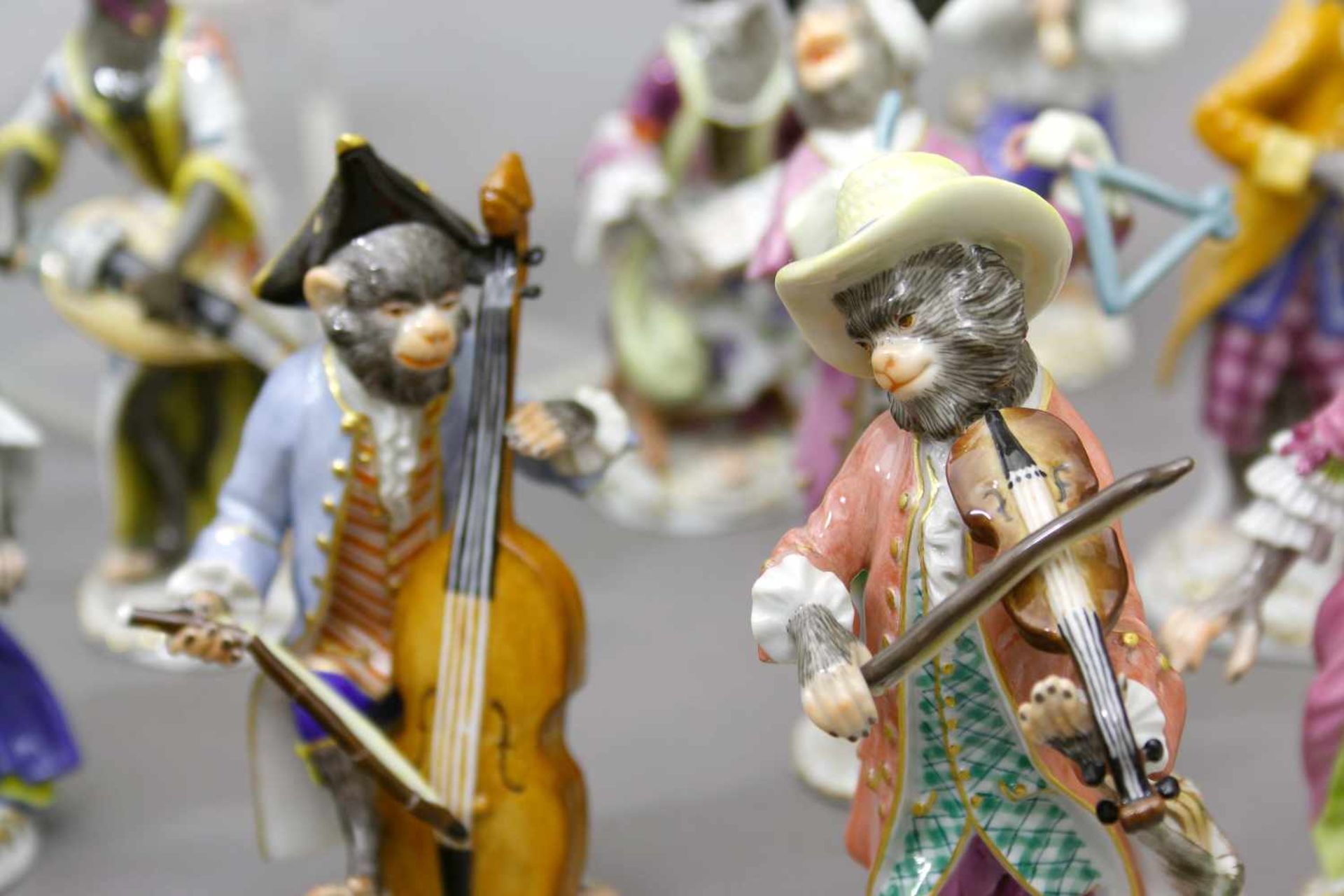 Figuren, Meissen, nach 1933, Affenkapelle, 21 + 1 Stück Entwurf J. J. Kändler 1753, 1765/66 - Bild 3 aus 3