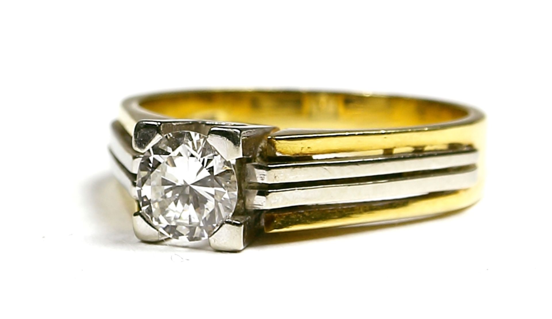 Ring, 585er GG. mit Diamant