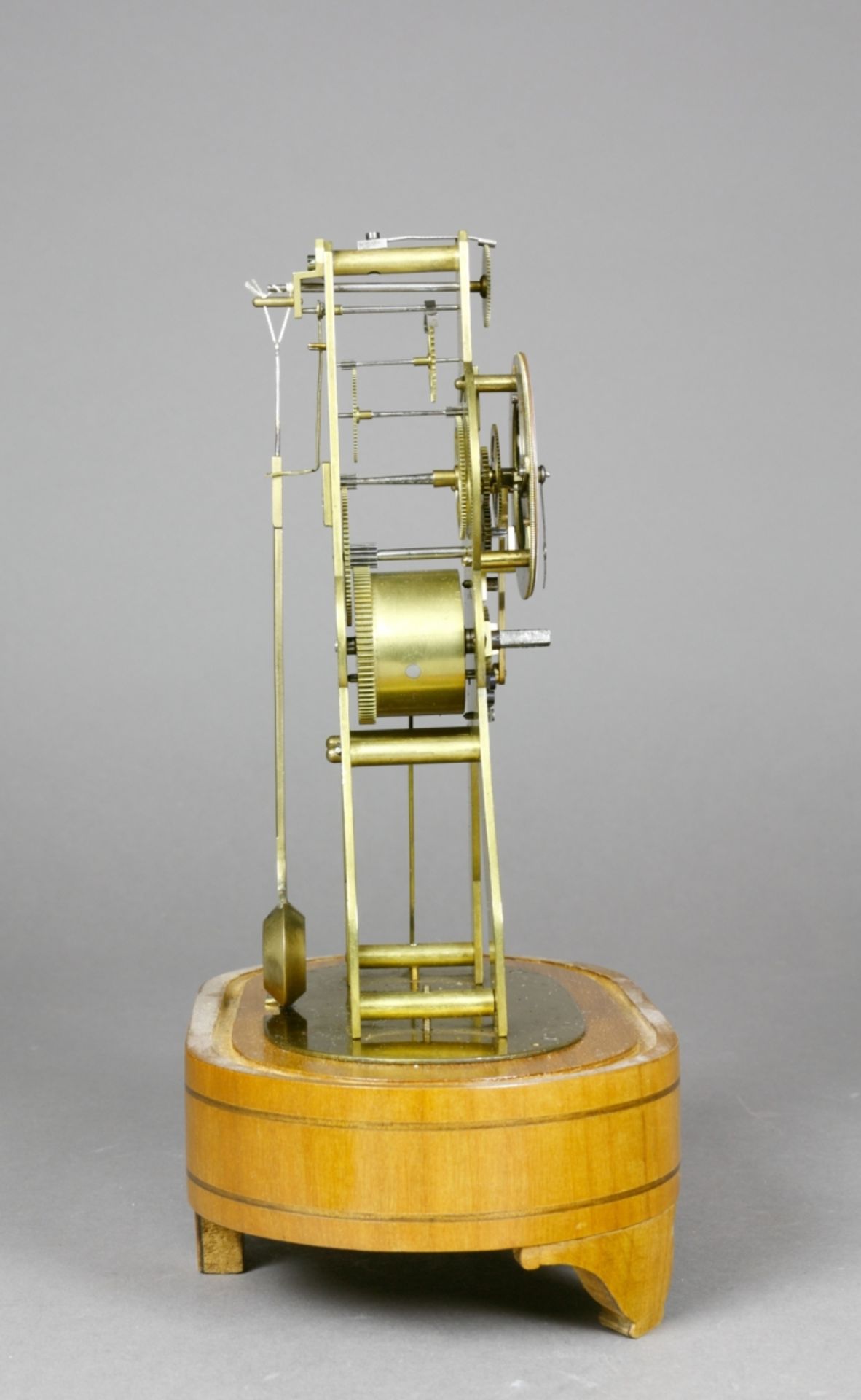 Uhr, Skelett-Tischuhr mit Glassturz, wohl 2. H. 19. Jh. - Image 3 of 3