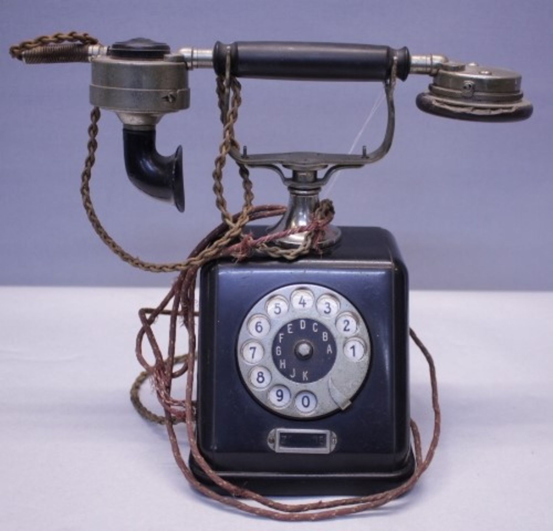 Alter Telefon Apparat mit Wählscheibewohl um 1920auf dem Hörer Nummer ZB 06Wählscheibe intakt