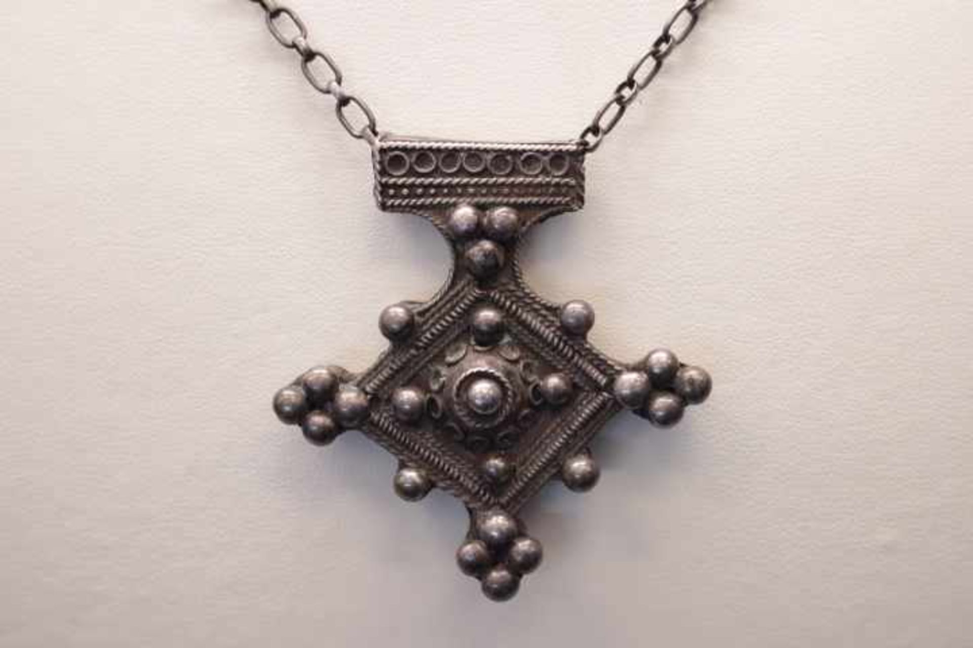 Osmanischer Silber AnhängerKreuzförmig, besetzt mit Silberkugelnmit feingliedriger Silberkette29,
