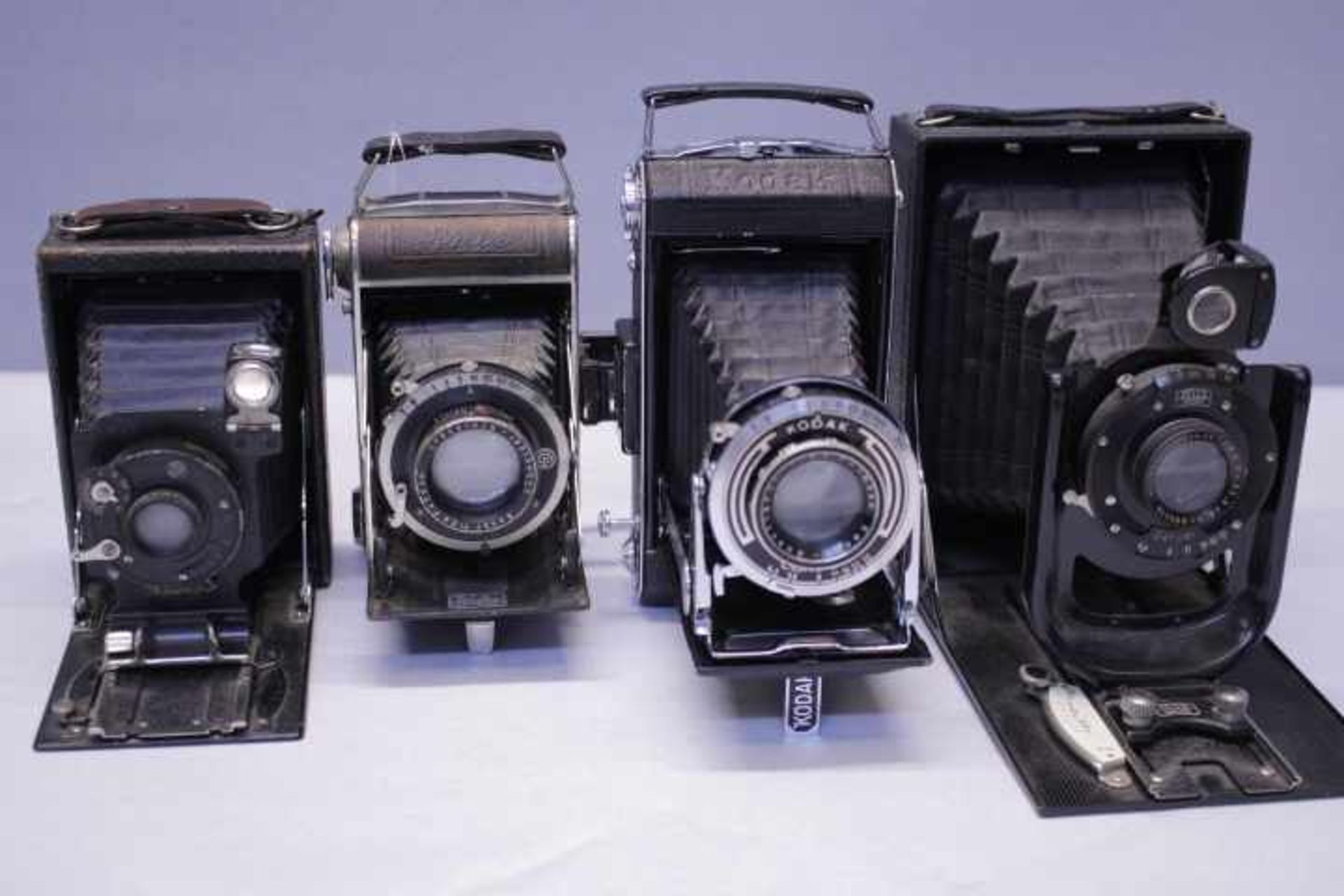 4 alte BalgenkamerasVoigtländer,Zeiss ikon,Kodak,WeltaDiv.AusführungenFunktion nicht geprüft