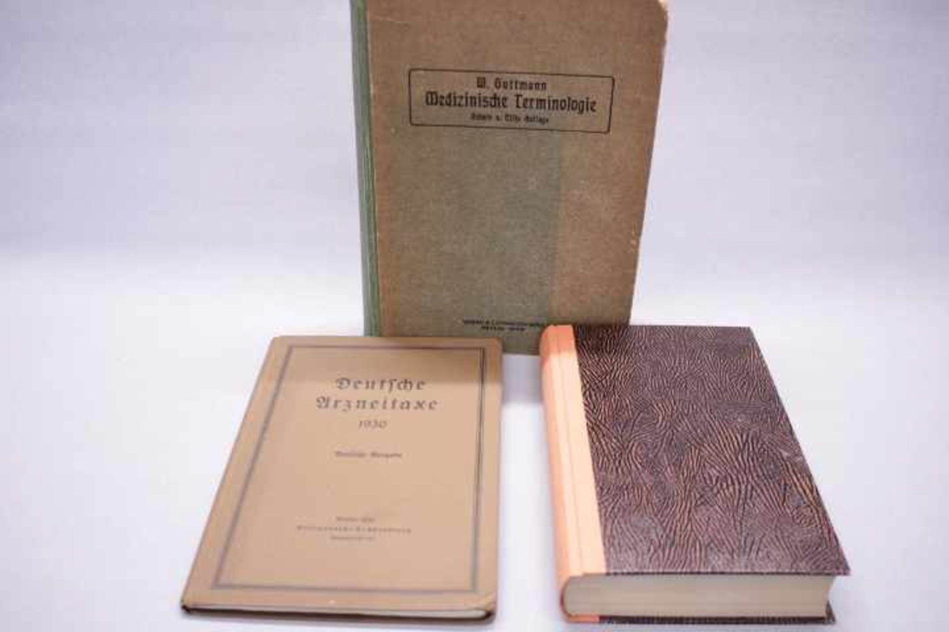 3 Pharmazeutische Fachbücher1.Deutsche Arzneitaxe Berlin 1930Weidmannsche Buchhandlung2.Medizinische