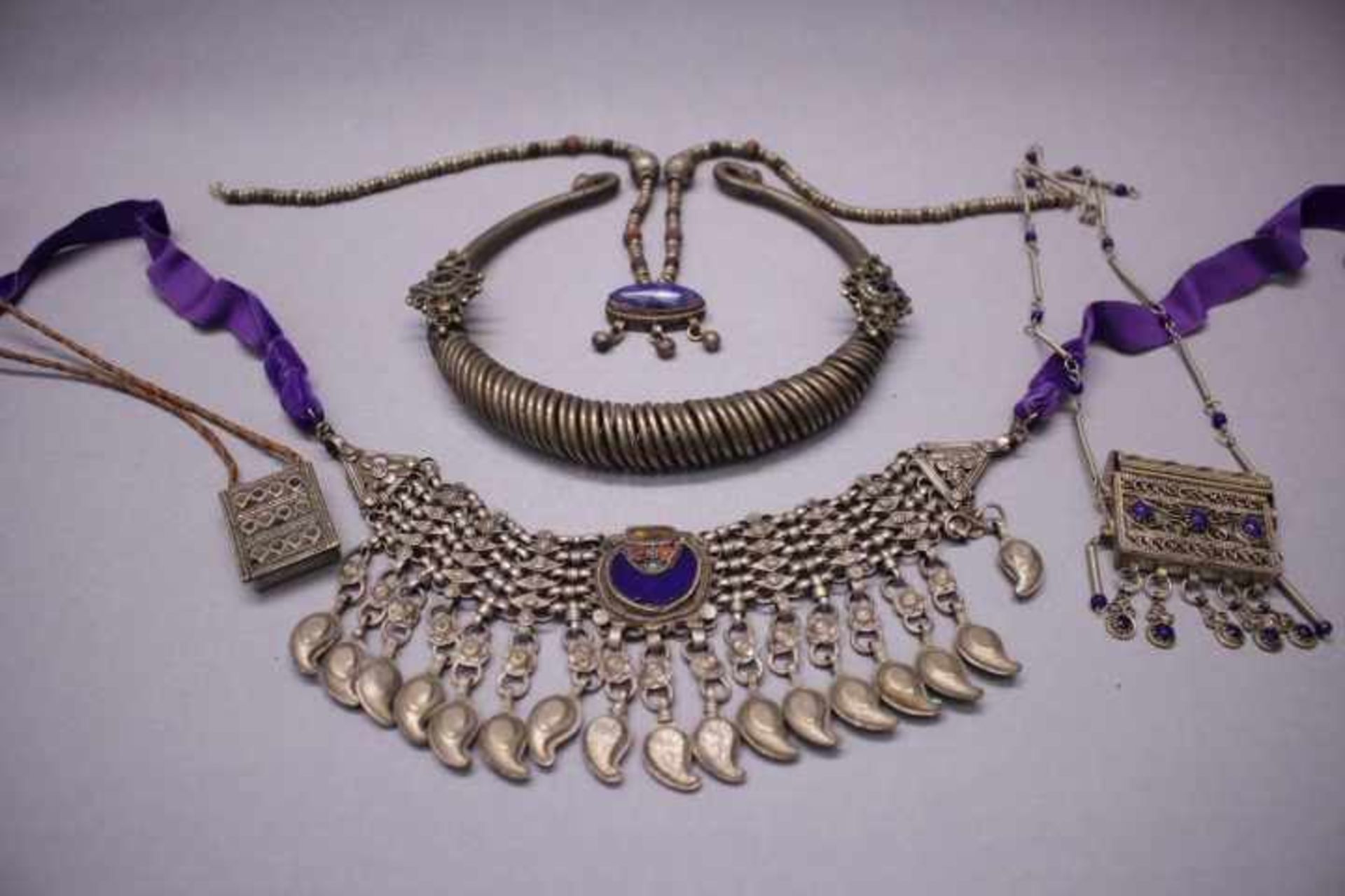 Konvolut Osmanischer Antiker Schmuckversilbert, bestehend aus:1 schwerer Halsreif5 Halsketten
