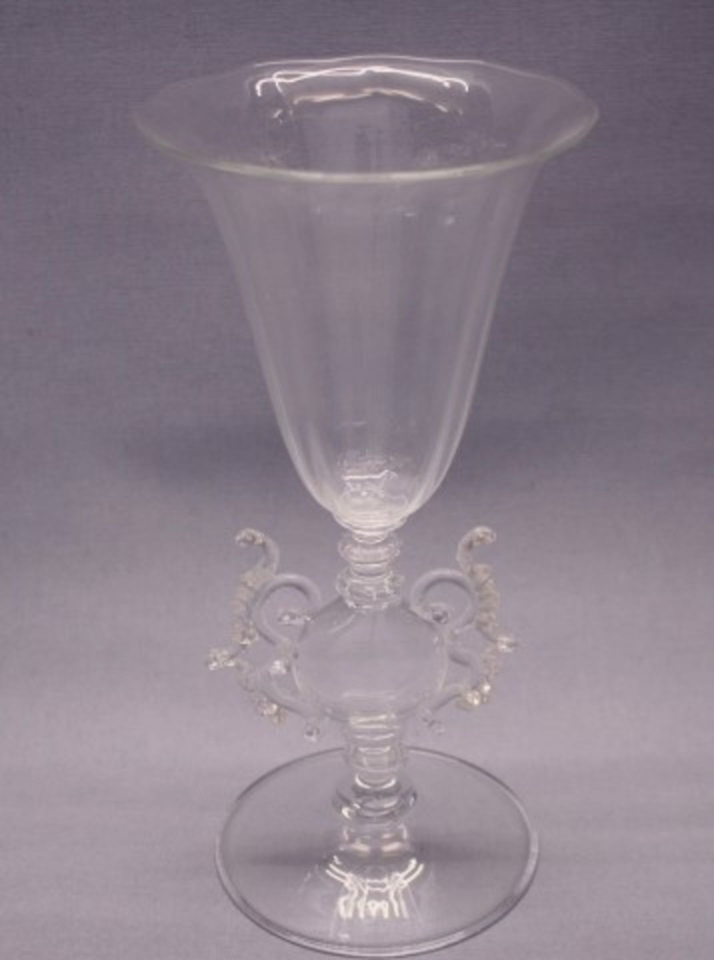 GlaspokalFacettiertes Klares Glas mit seitlichenVerzierungen gewellter Randwohl um 1900