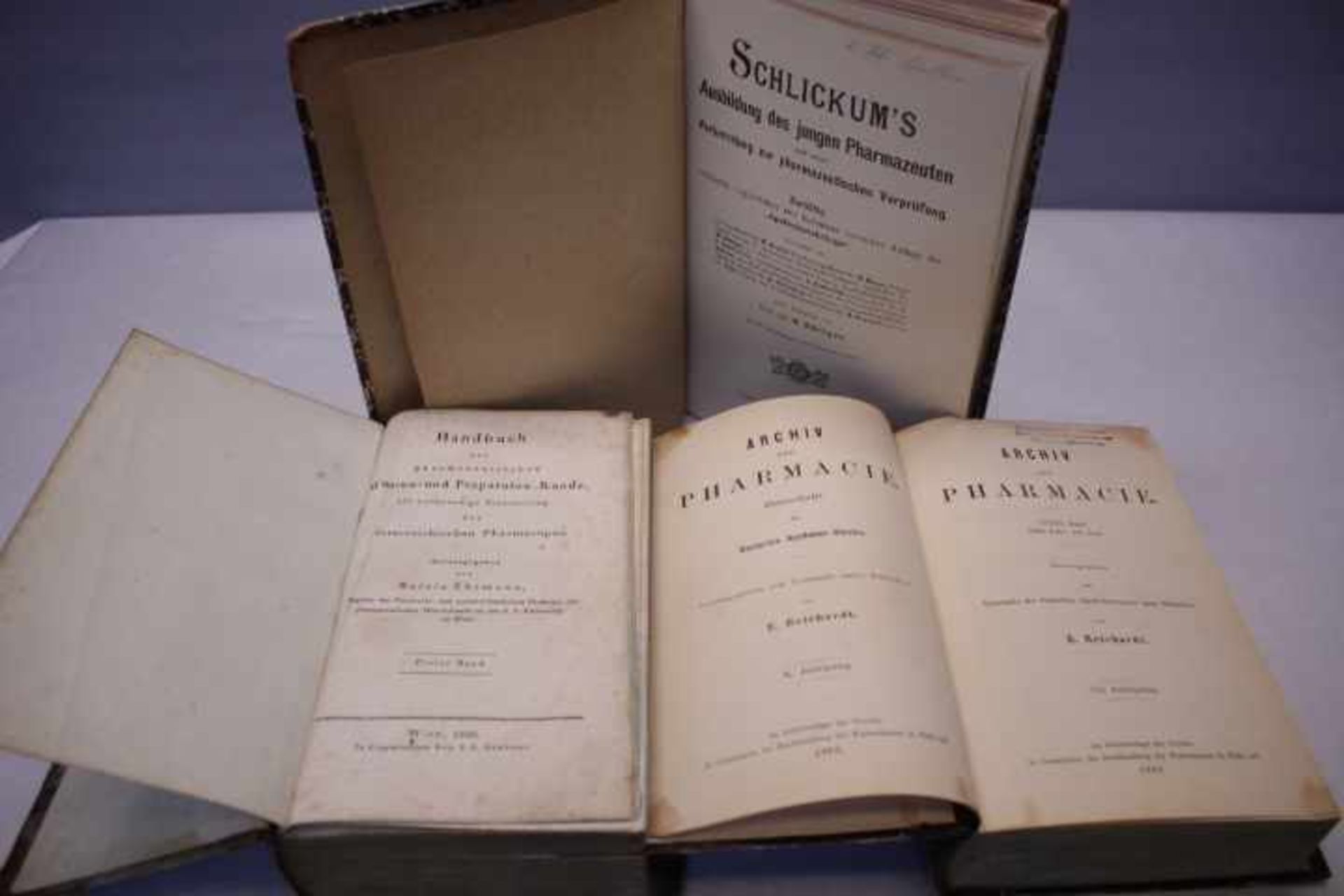 3 Pharmazeutische Fachbücher1.Archiv der Pharmacie 1883E.Reichardt Halle a/S.2.Handbuch der - Image 2 of 2
