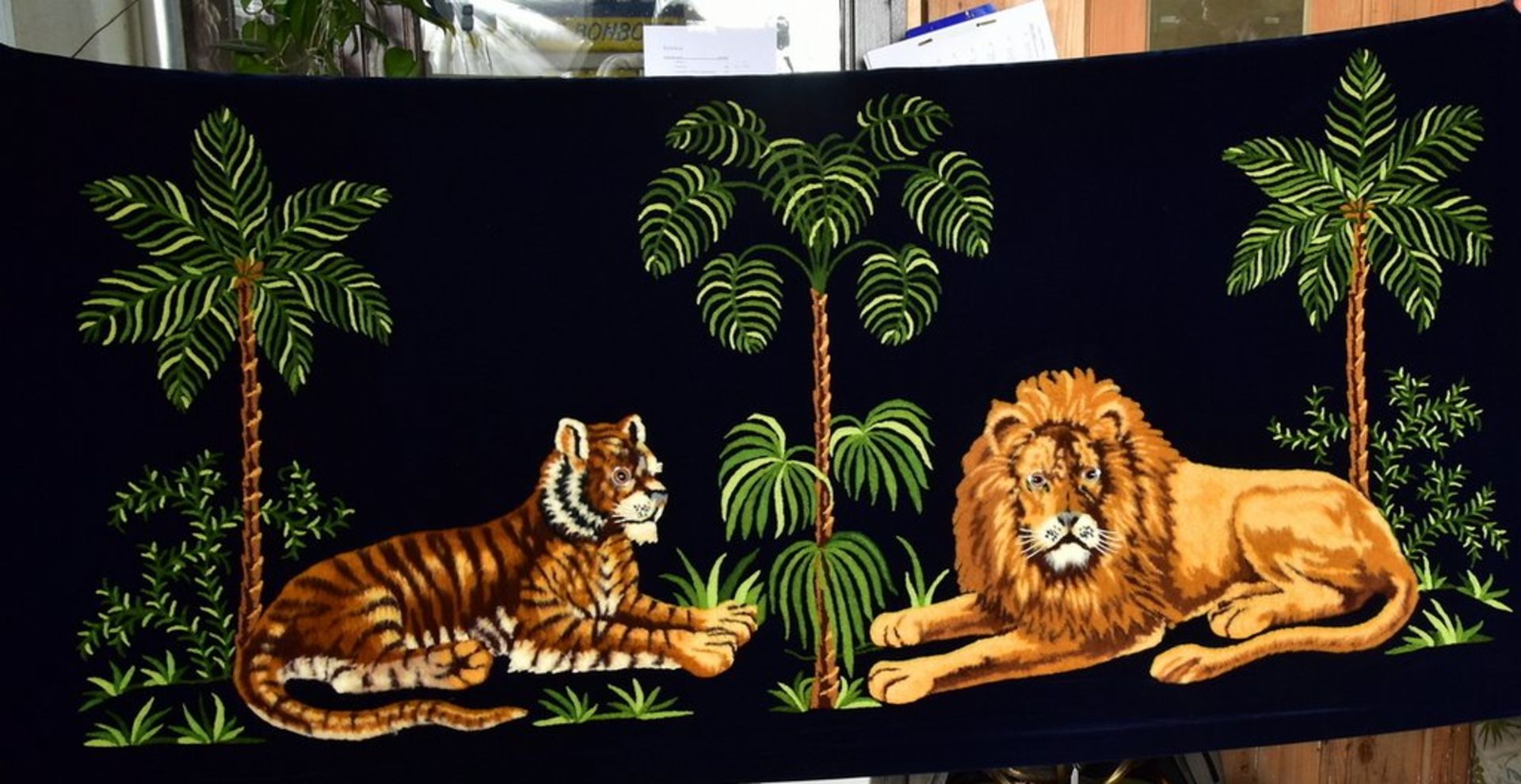 Hochwertige Samtdecke, mit Palmen, Tiger und Löwe plastisch bestickt, Tiere haben Glasaugen, um
