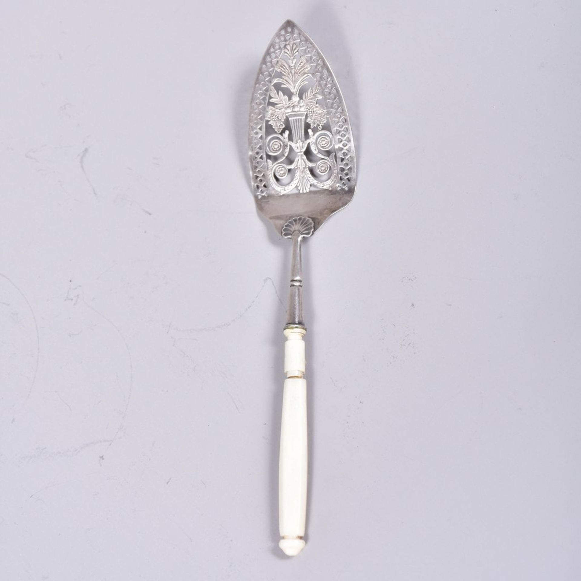 Tortenschaufel mit Beingriff, Silber 13Lot geprüft, um 1800, Handhabe rückseitig geklebt, L.25cm