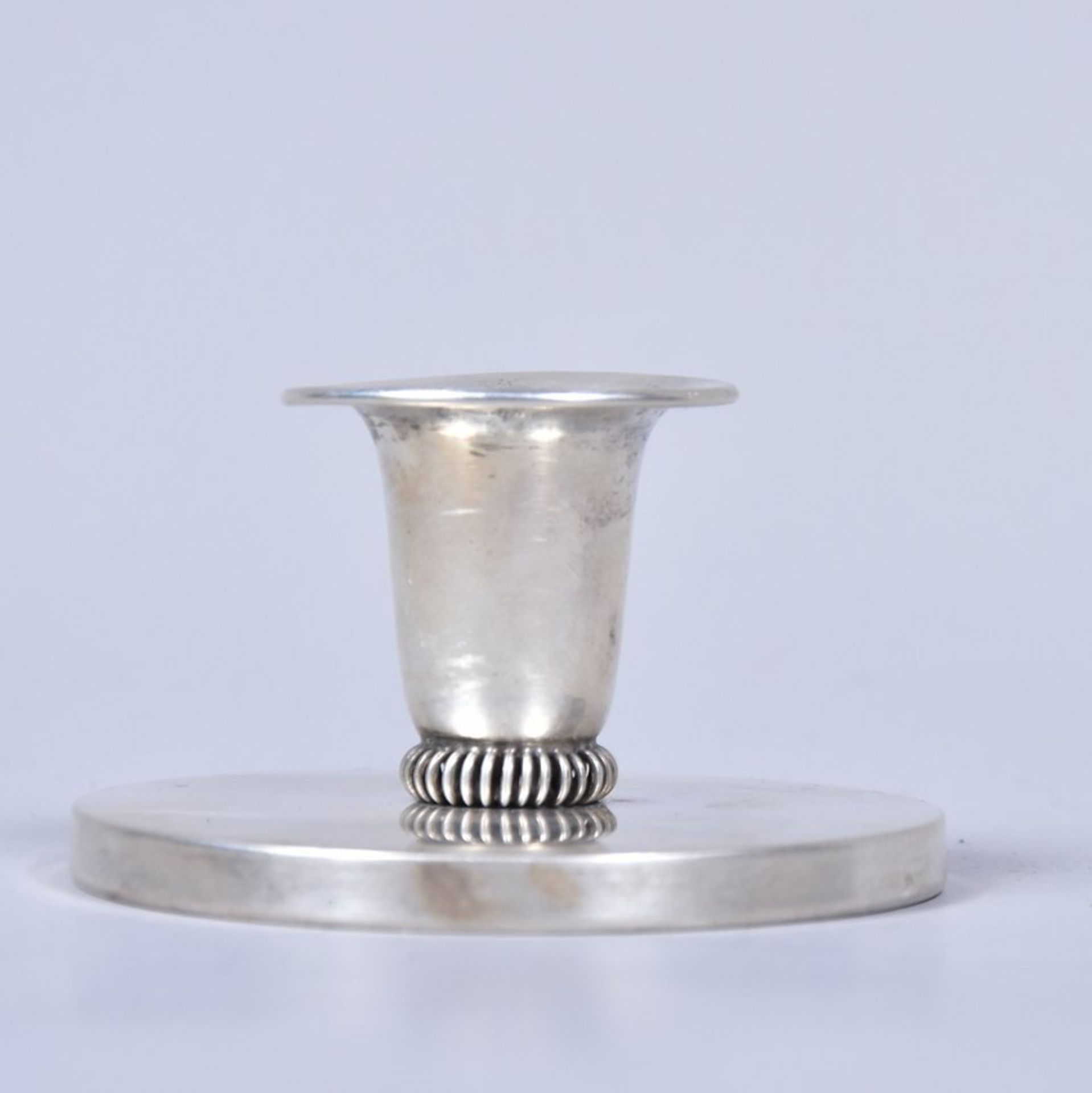 Tisch-Kerzenhalter für eine Kerze auf rundem Stand, Silber geprüft, Marke H.J. und undeutlich (