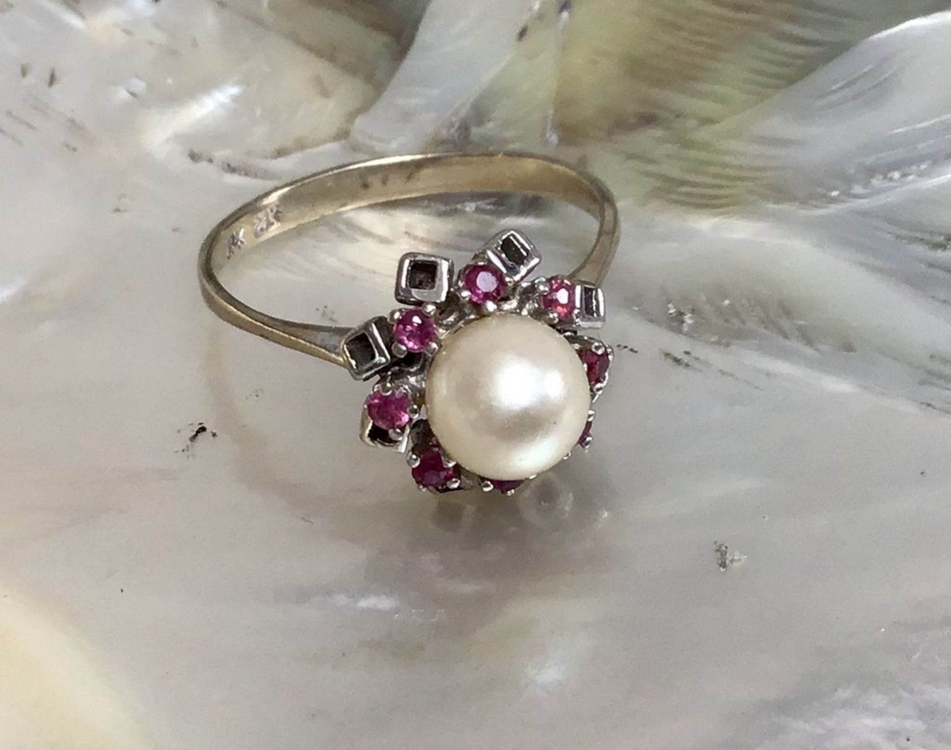 Perlen- Rubin-Damenring WG 585 punz., besetzt mit 8 Stk. Rubinen in Krappenfassung und einer Perle D