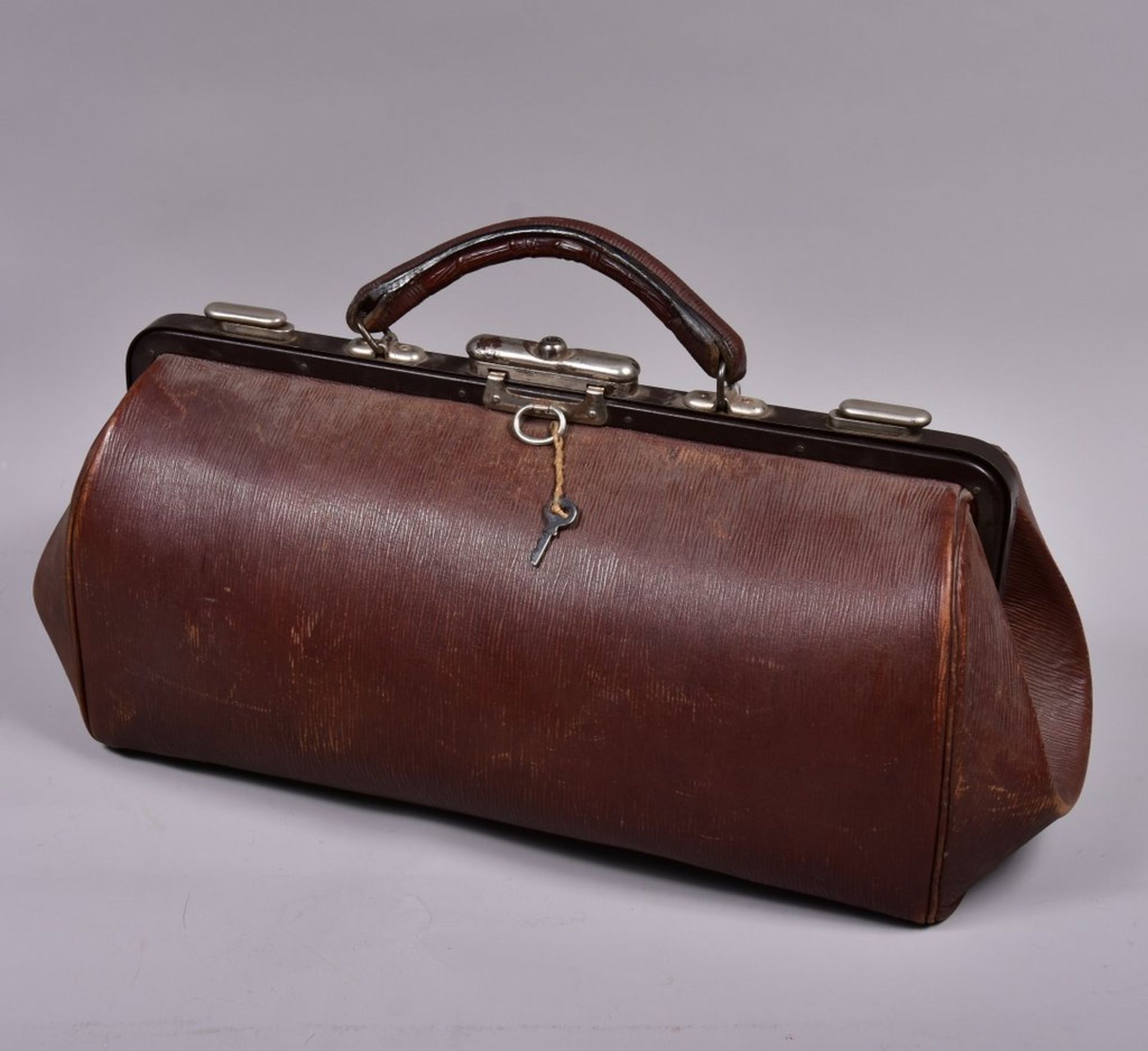 Hebammenkoffer, um 1920, braunes Leder, innen Leinenfutter, verschließbar, Schlüssel vorhanden,