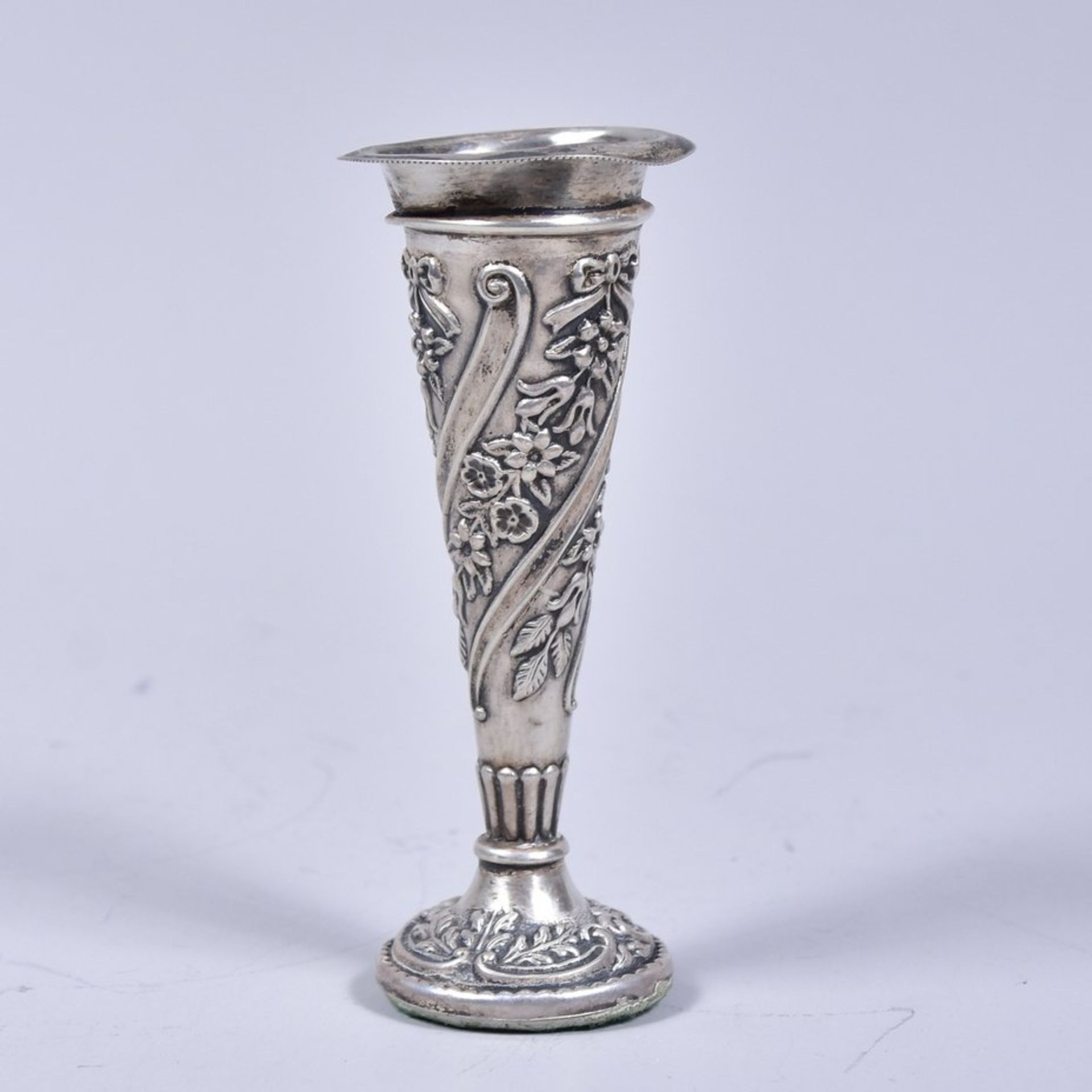 Trompeten-Silbervase, Silber punziert England Birmingham, um 1880, Silber floral getrieben, Stand