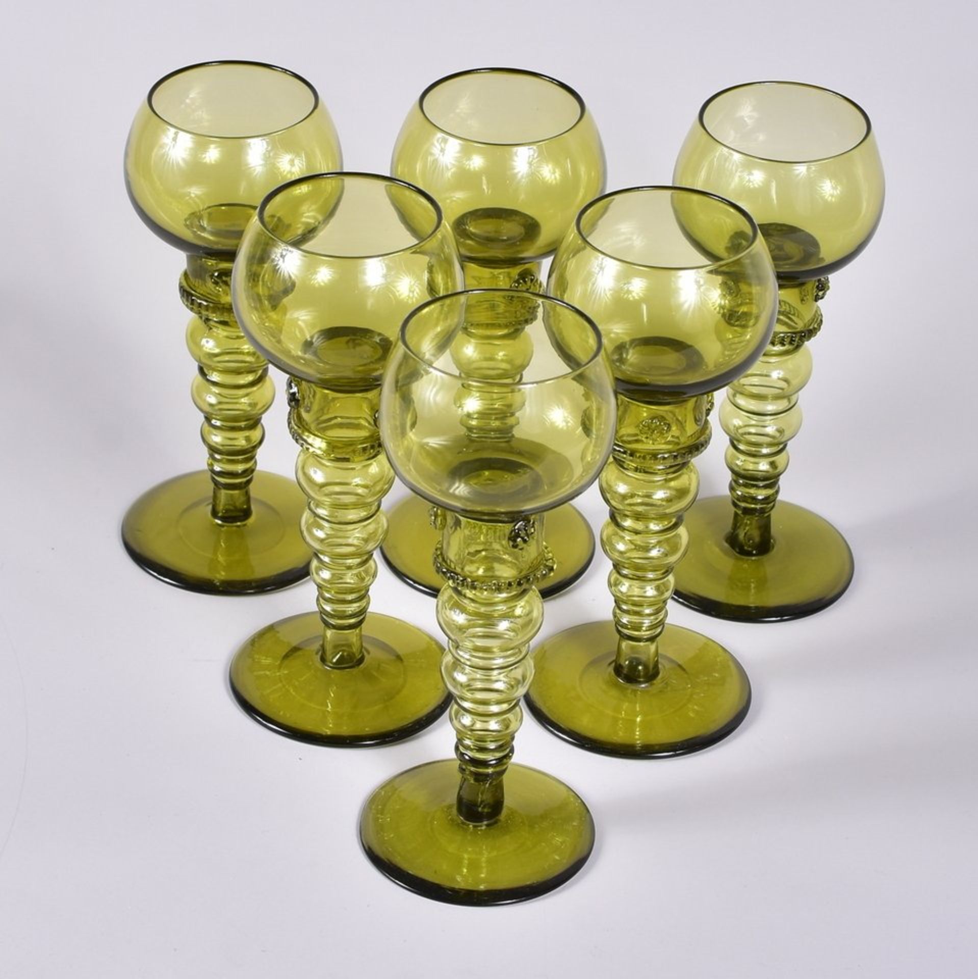 6 Weingläser um 1870, lindgrünes Glas, Scheibenbasis, darauf hohlgeblasener und geschnürter Schaft