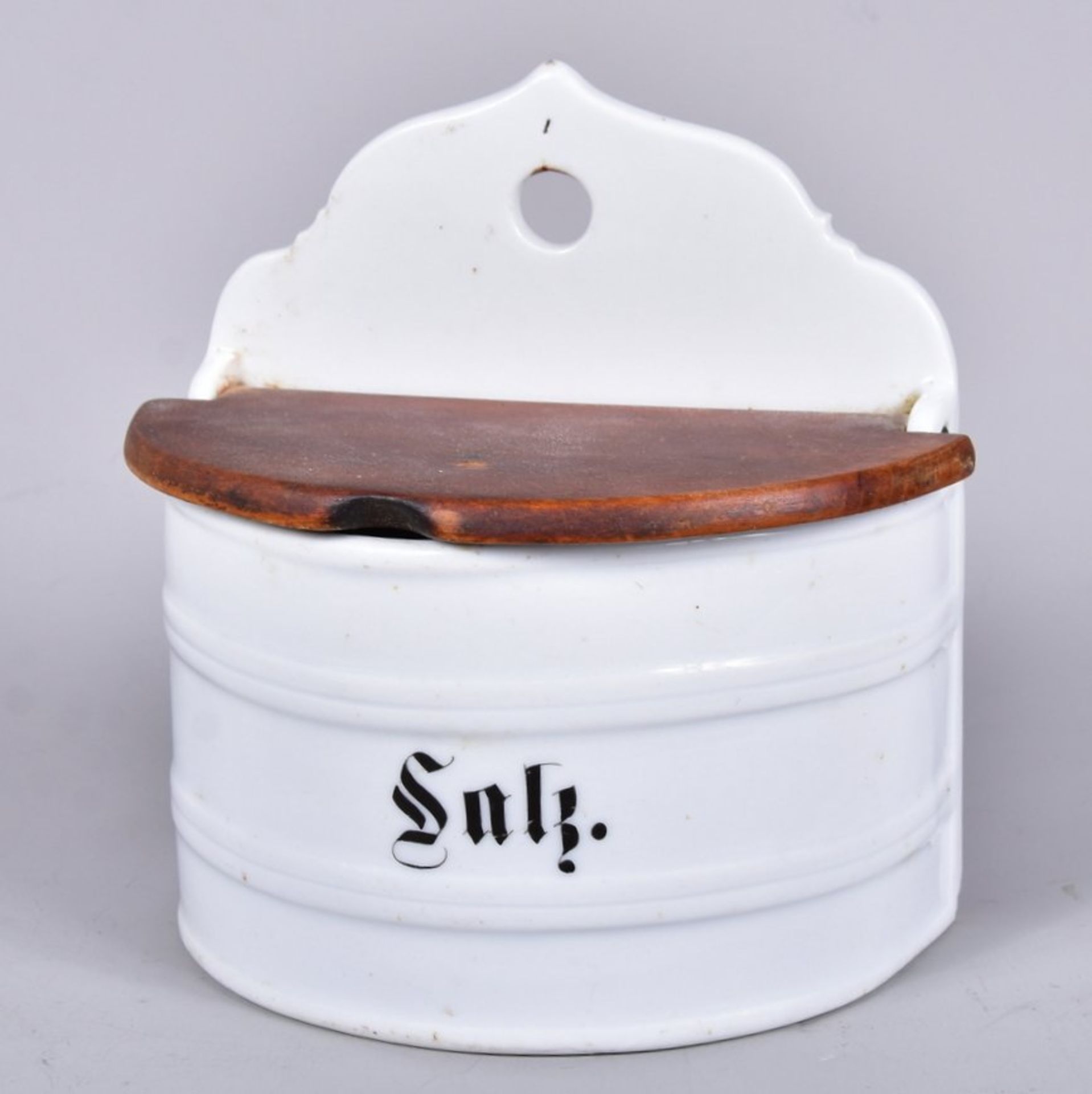 Salz-Vorratsbehälter mit klappbarem Holzdeckel, um 1920, weißes Porzellan, unleserlich gemarkt,