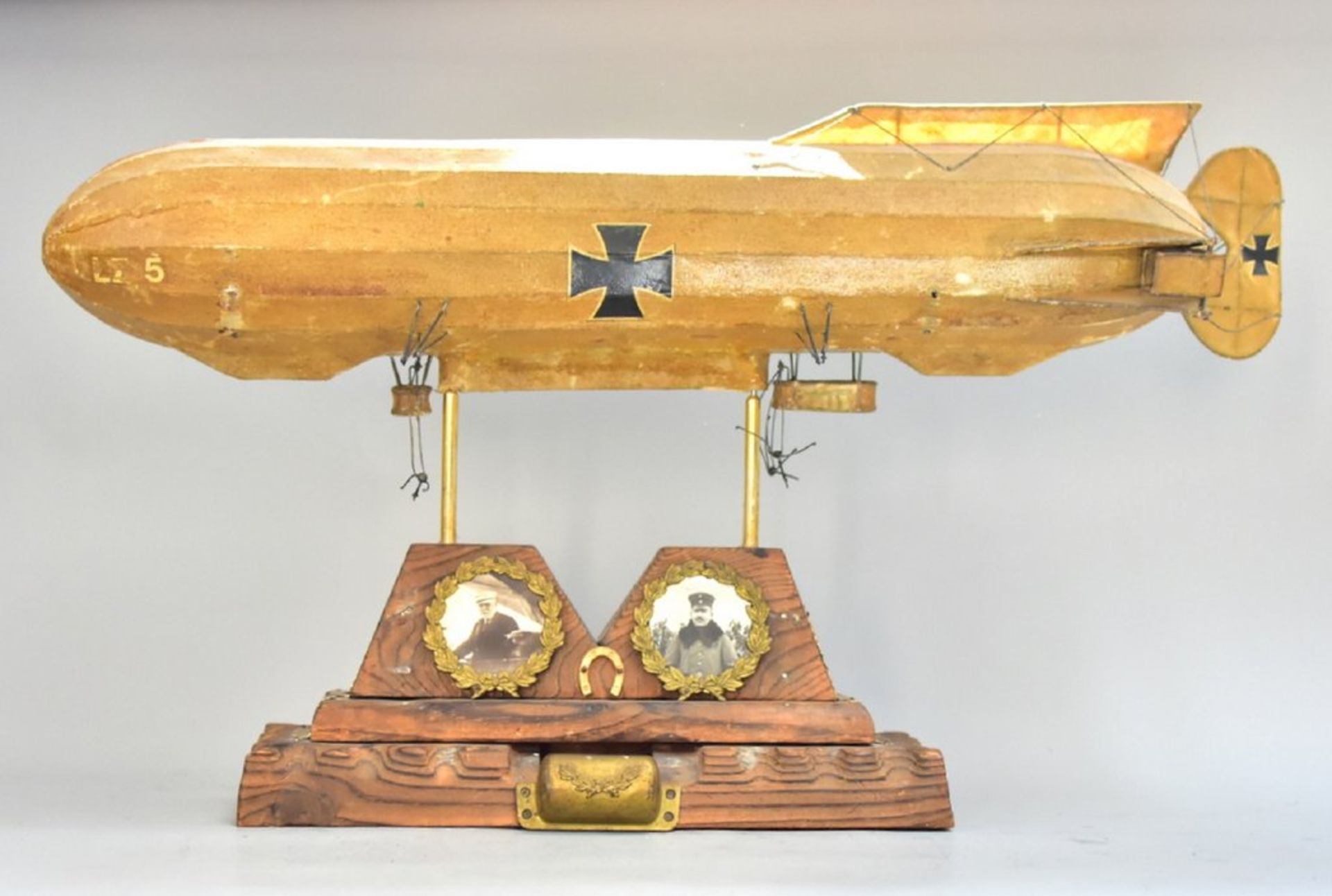 Luftschiff LZ 5, Zeppelin- Modell, Metall, gewachstes Leinen, Holz, mit Bildnis: Graf Zeppelin und