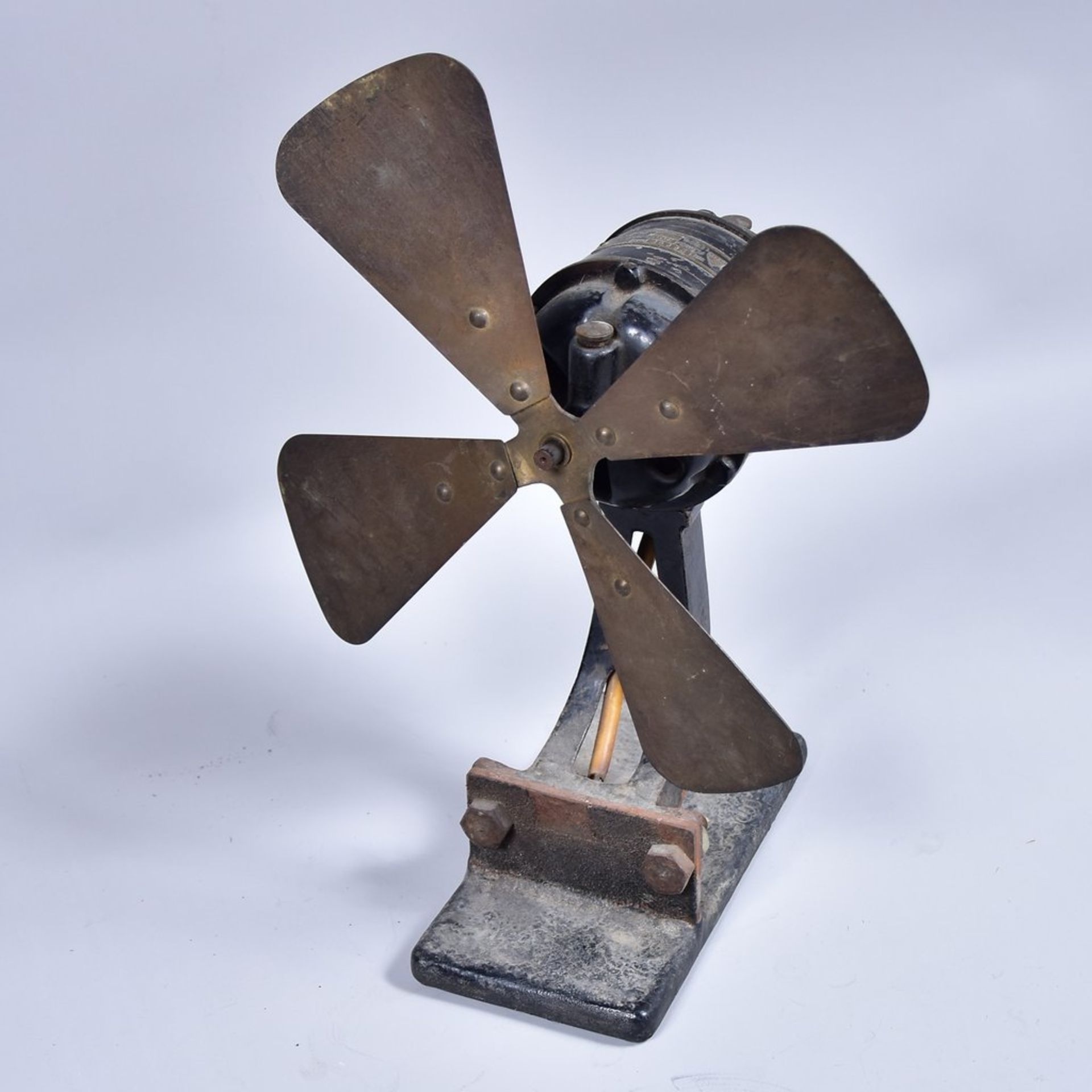 Flügelventilator, Fa. Obeta (Oskar Böttcher), Nr.126696, 220V, Eisen mit Messingflügeln, um 1915/20,
