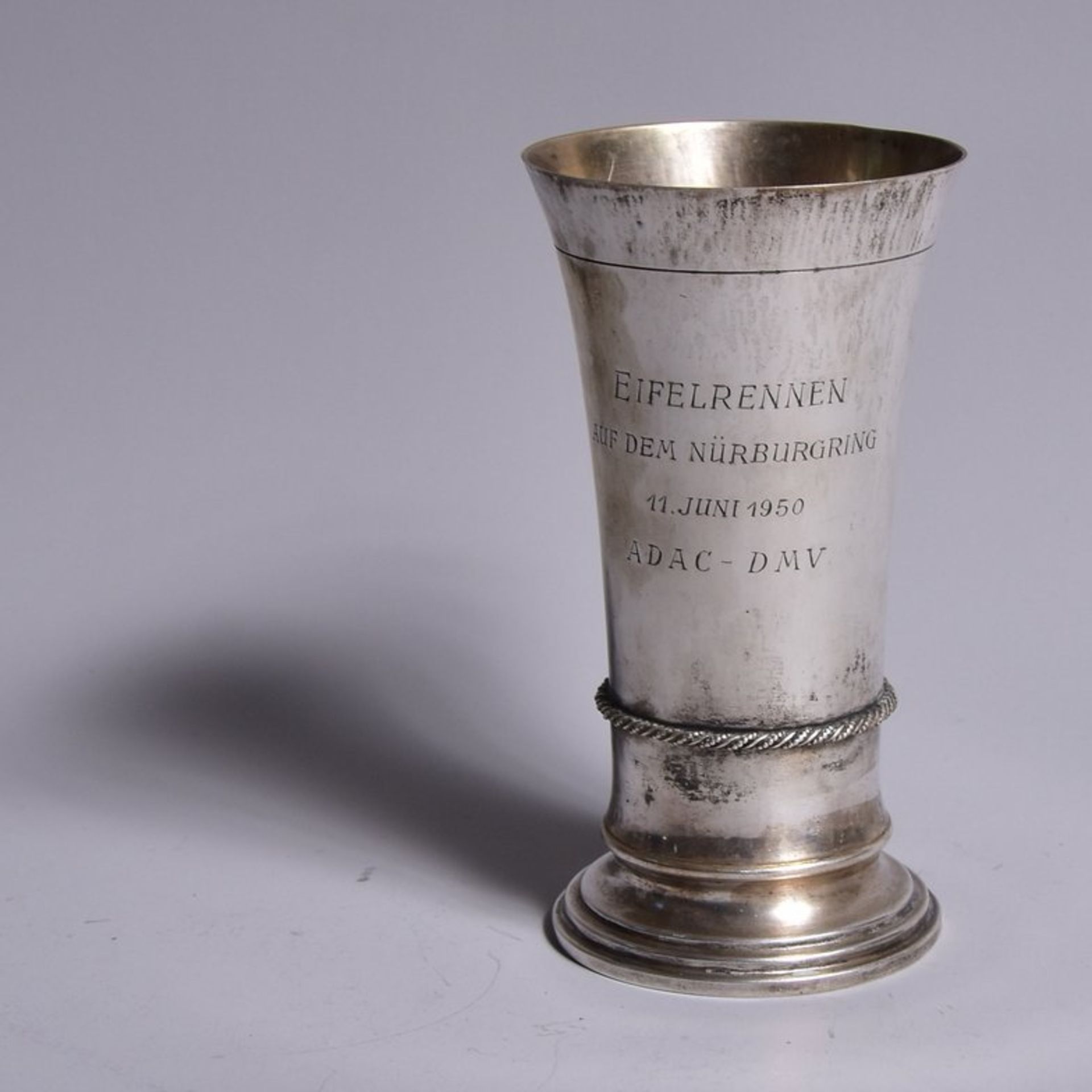 Preispokal "ADAC Eifelrennen Nürburgring 1950", Silber punziert 835 Hemmerle München, H.17cm, Gew.