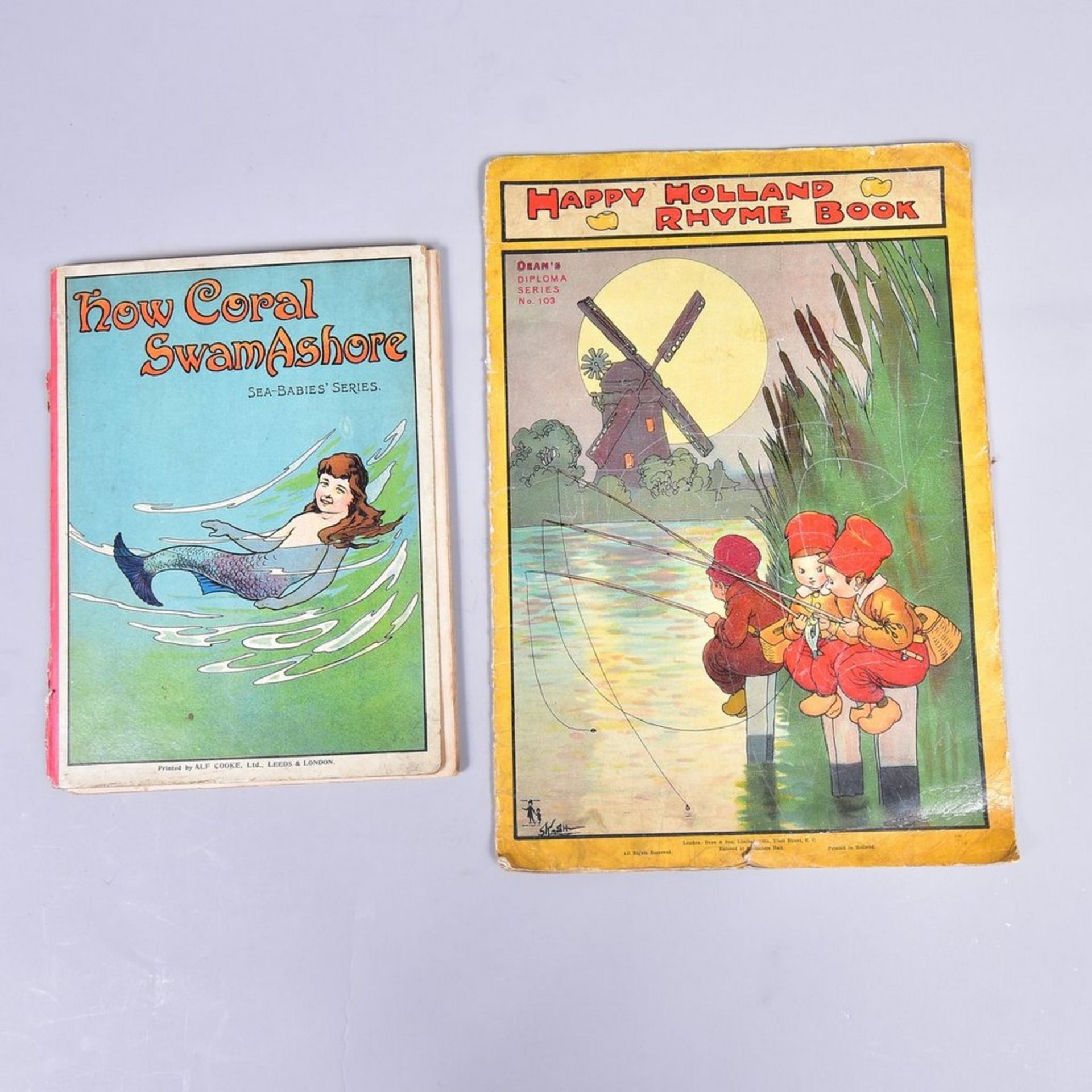 2 Stück englische Kinderbücher, " How Coral Swam Ashore" publ. von T. Fisher Unwin London und "Happy