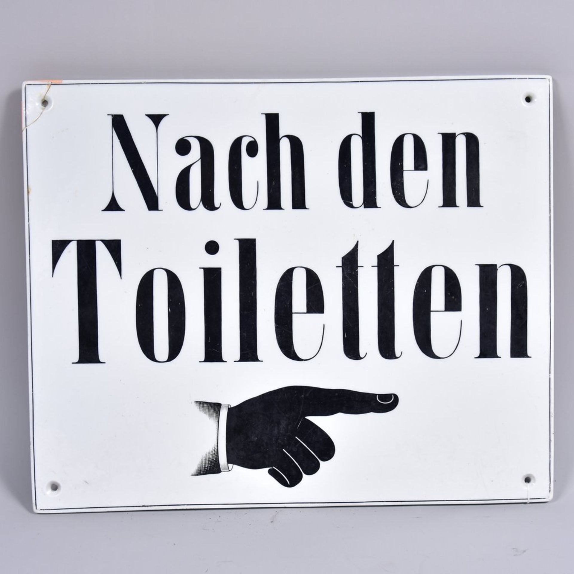 Porzellan-Hinweisschild "Nach den Toiletten", um 1900, Schrift schwarze Handmalerei, Ecke oben links