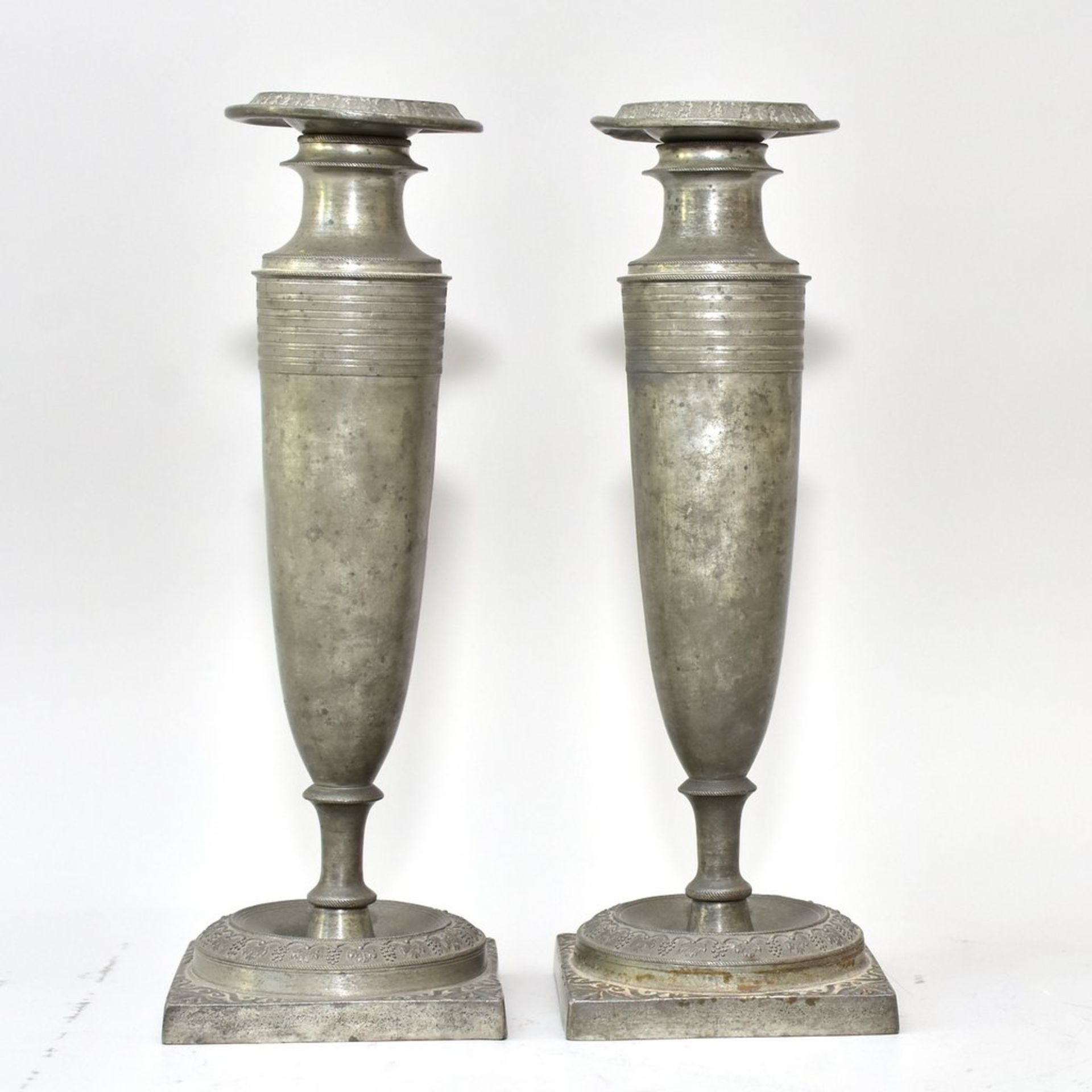 Paar Empire-Zinn-Leuchter für je eine Kerze, um 1800, abnehmbare Kerzenhalter mit leichten