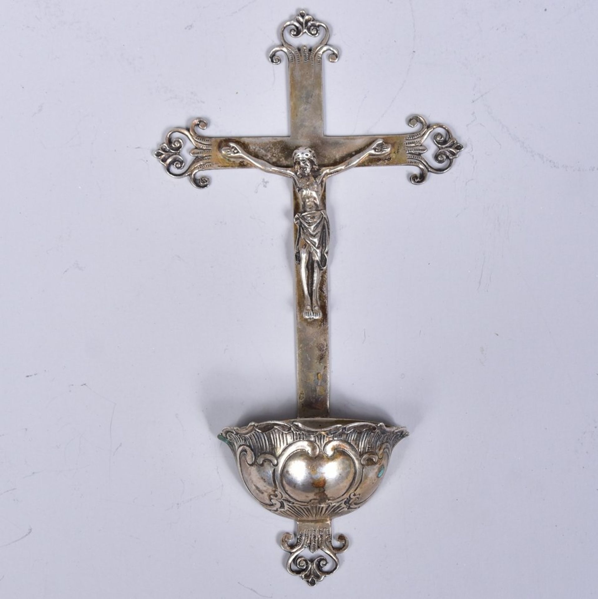 Weihwasserbehälter mit Kruzifix, Silber punziert 800 mit Halbmond und Krone, Ende 19.Jh., Gew.64g,