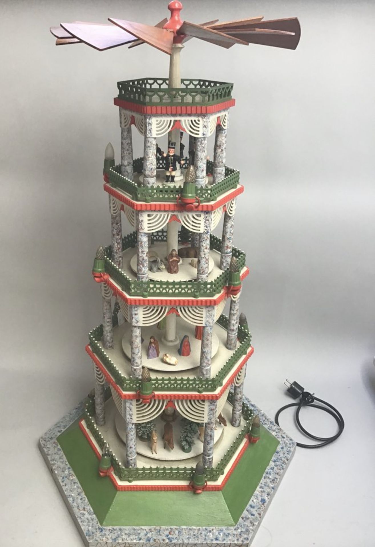 Weihnachtspyramide, um 1930, 4 Etagen auf sechskantigem Sockel, polychrom gefasst, elektrifiziert,