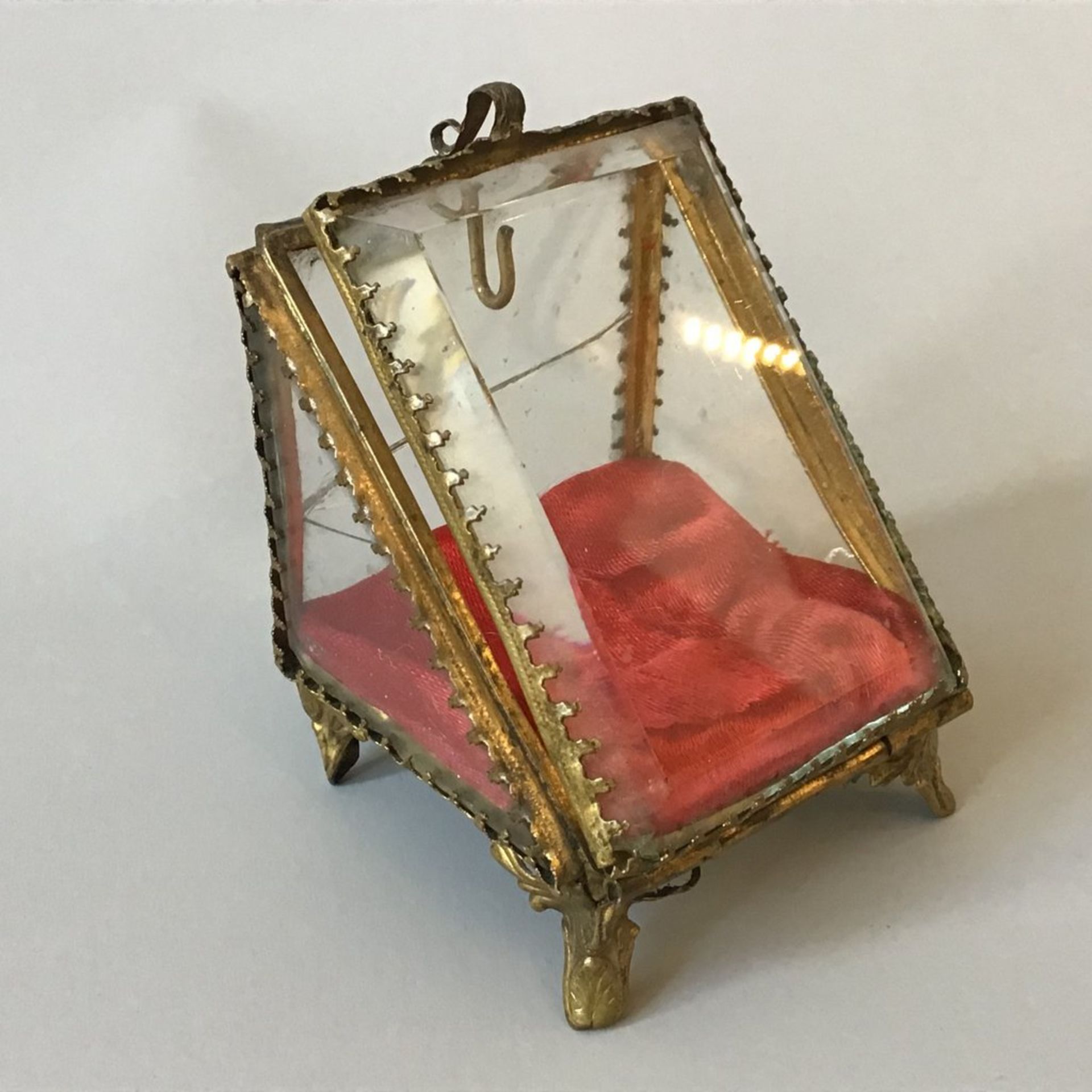 Ständer und Aufbewahrungsvitrine für Damen-Taschenuhr, um 1900, Glas tw.geschliffen in