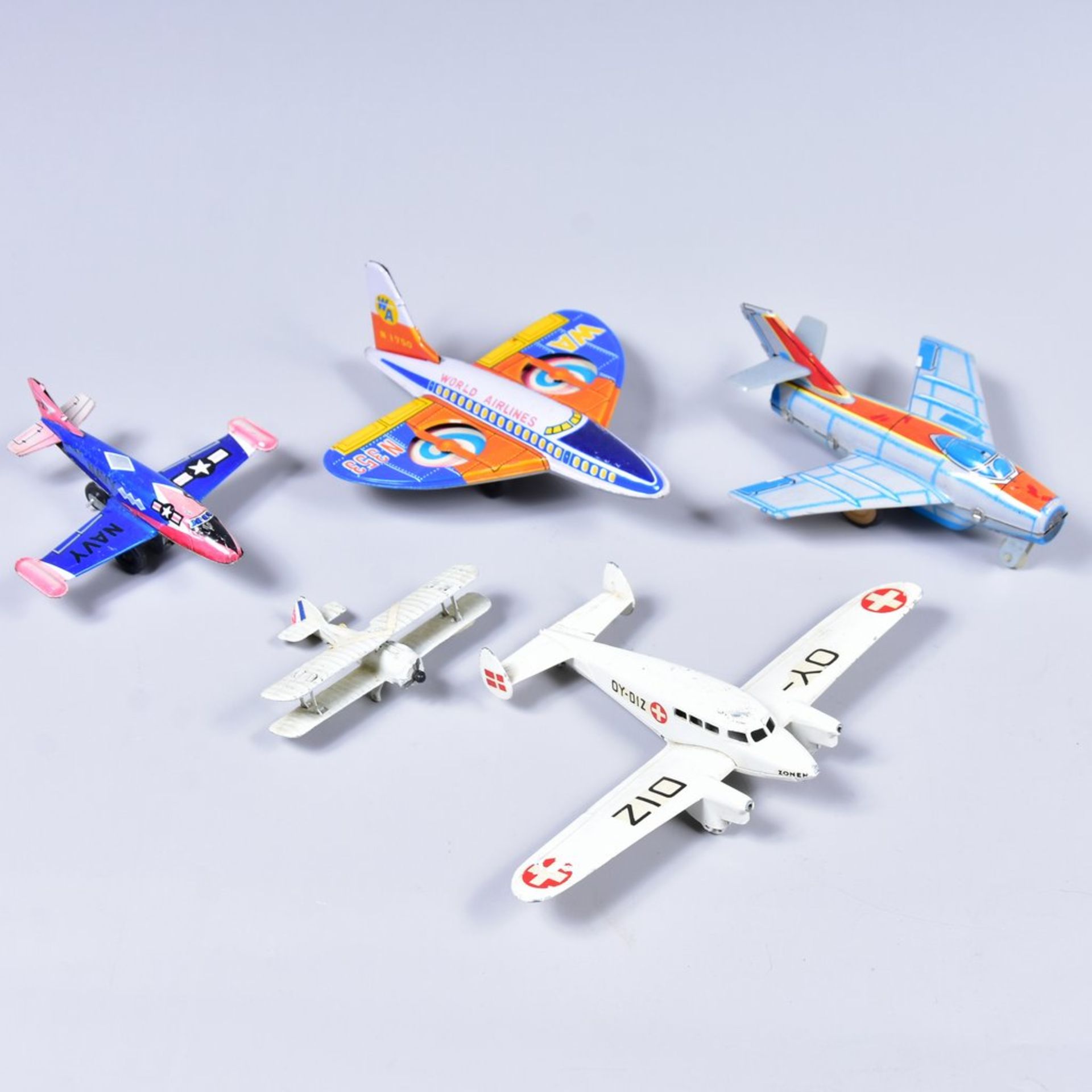 Konvolut Spielzeug- Flugzeuge aus Blech, Passagier-und Militärflugzeuge, 5 Stk., versch. Hersteller,
