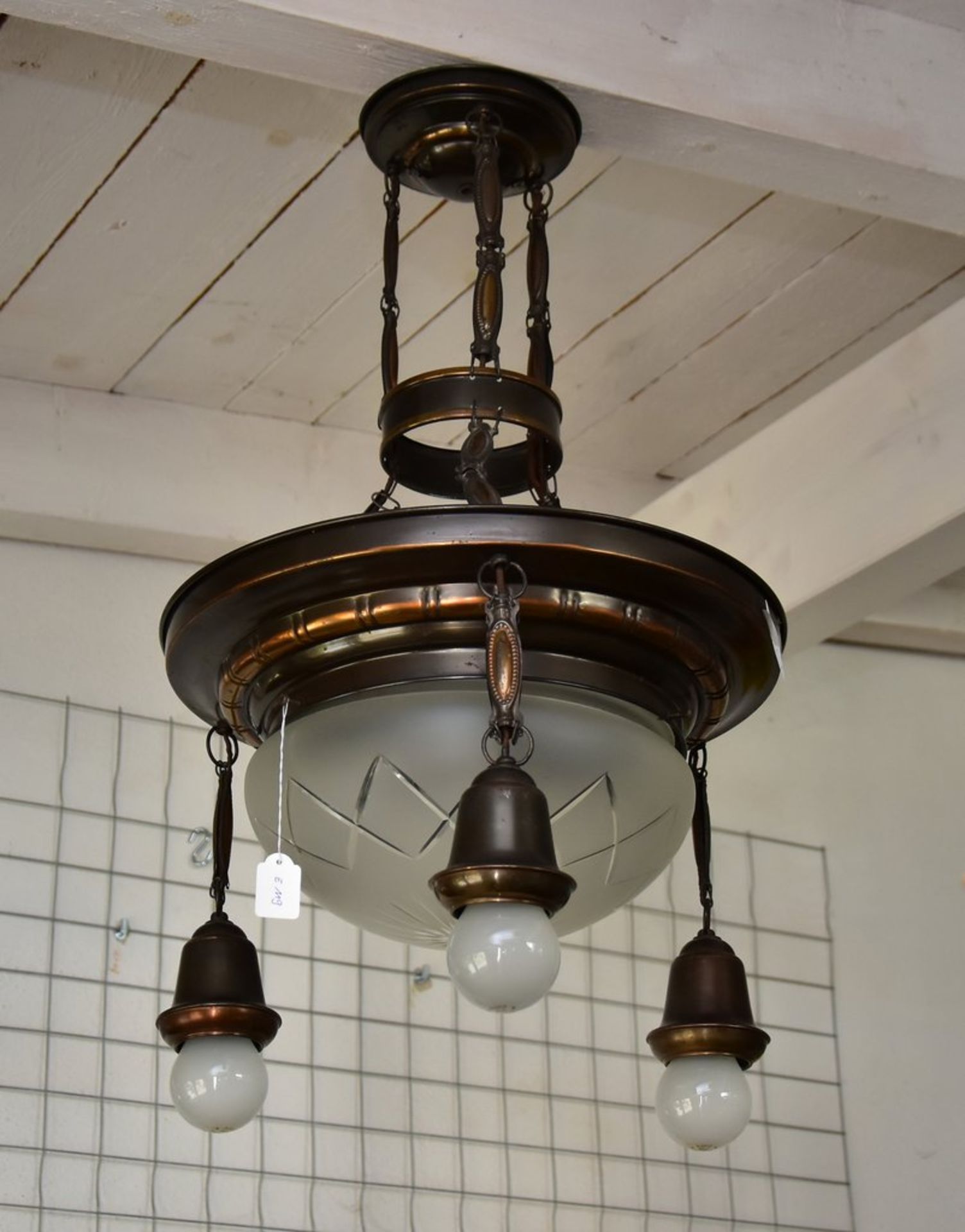 Deckenlampe, um 1915, Messing getrieben, geschliffener Ätzglasschirm, insgesamt sehr guter
