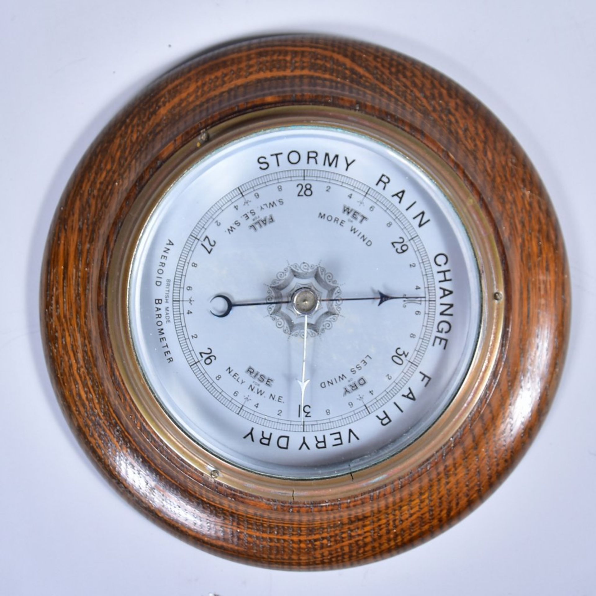 Aneroid Barometer, British Made, runder Eichekorpus, Messing, um 1930, D,20cm