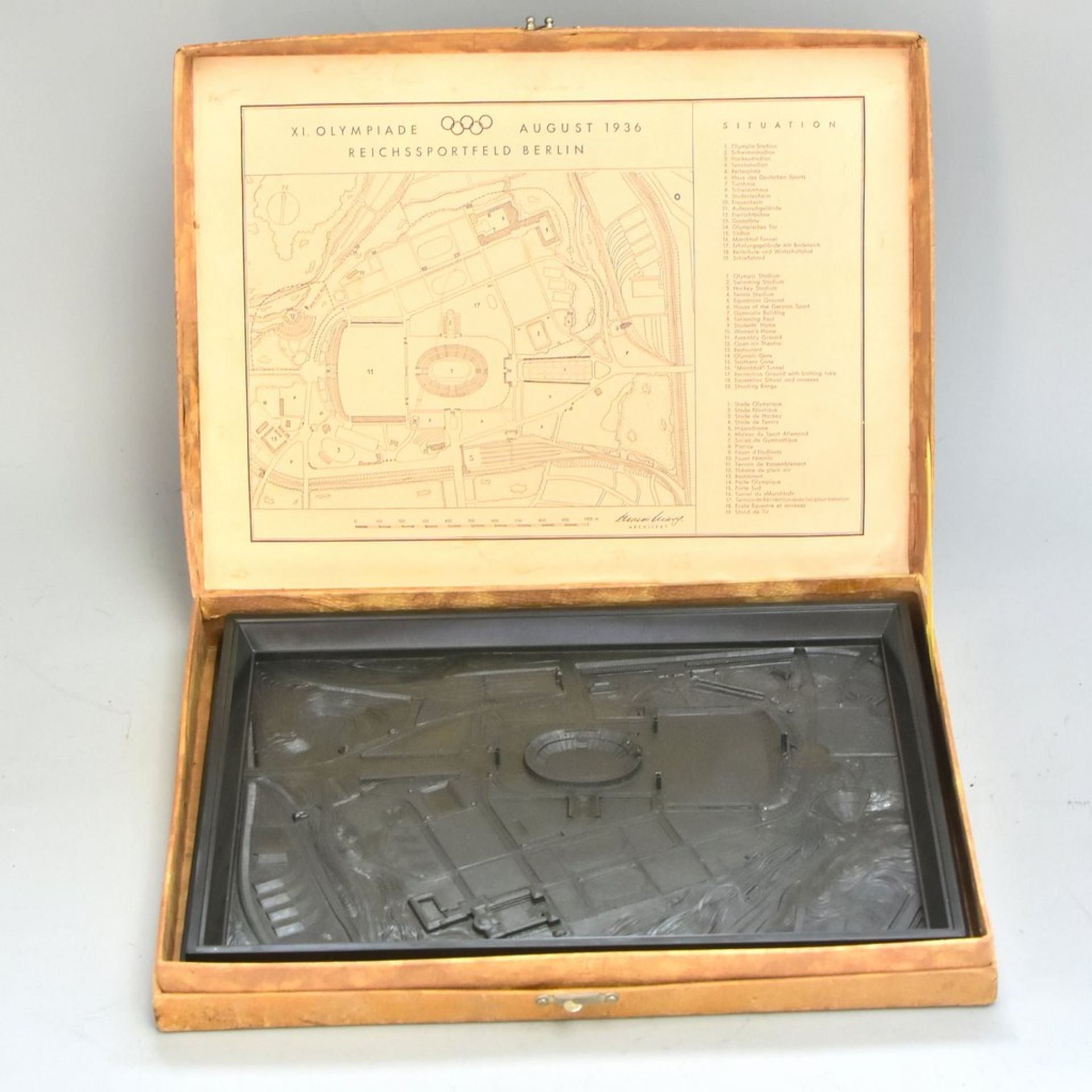Modell des Reichssportfeldes Berlin der XI. Olympiade August 1936, Bakelit, im Original-Kassette.,