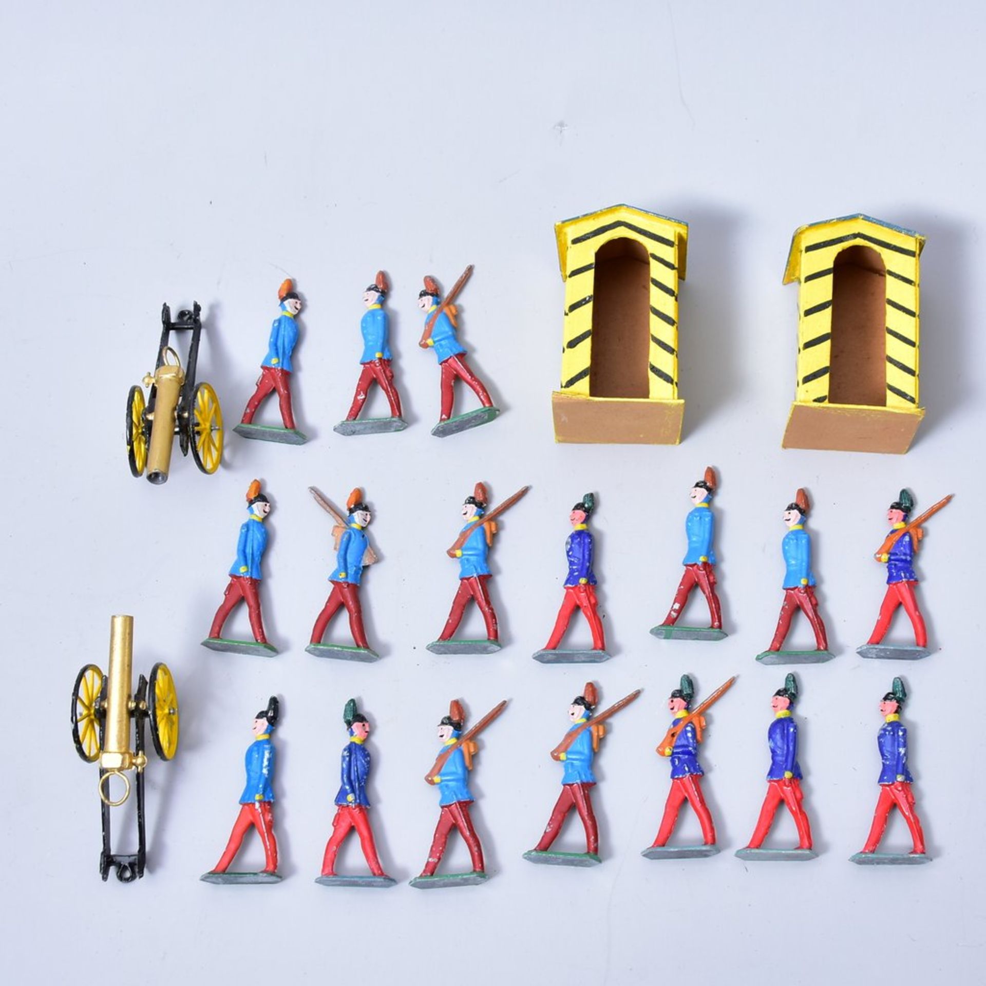 Konvolut Zinnfiguren, 17 Stück, 2 Kanonen, 2 Schilderhäuser, H Zinnfiguren 7,5cm