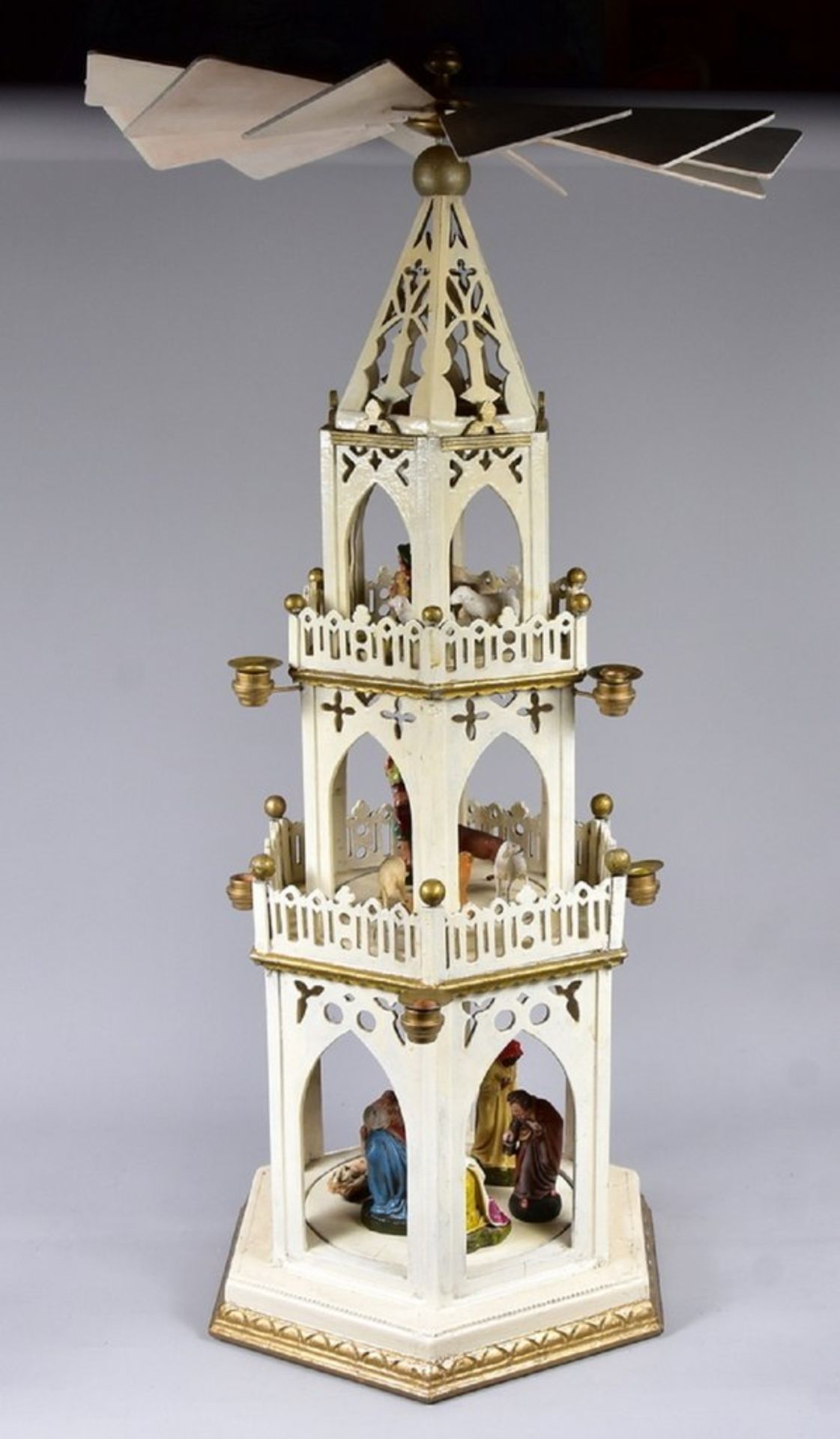 Weihnachts-Geländerpyramide Erzgebirge um 1910/20, 3-stöckig (H.95cm) mit Flügelrad, Massefiguren