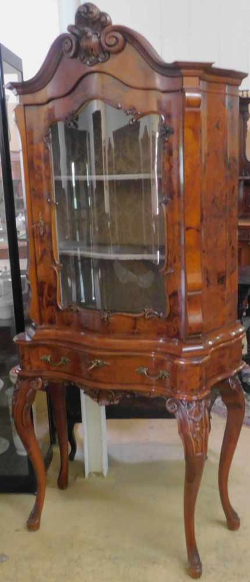 Vitrine Louis XV Stil, 20 ger Jahre, Wurzelnuss, Prunkausführung m. Intarsien, 1-türig, Schublade, - Bild 2 aus 2