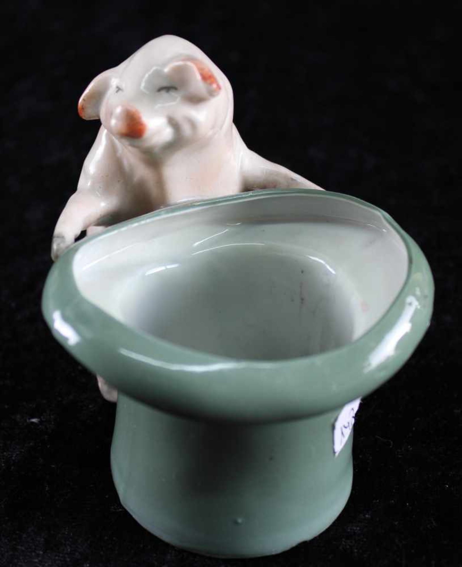 Keramik Schweinchen, deutsch, "Schweinchen vor großem Hut", um 1930, bester ErhaltungszustandDie - Image 2 of 3