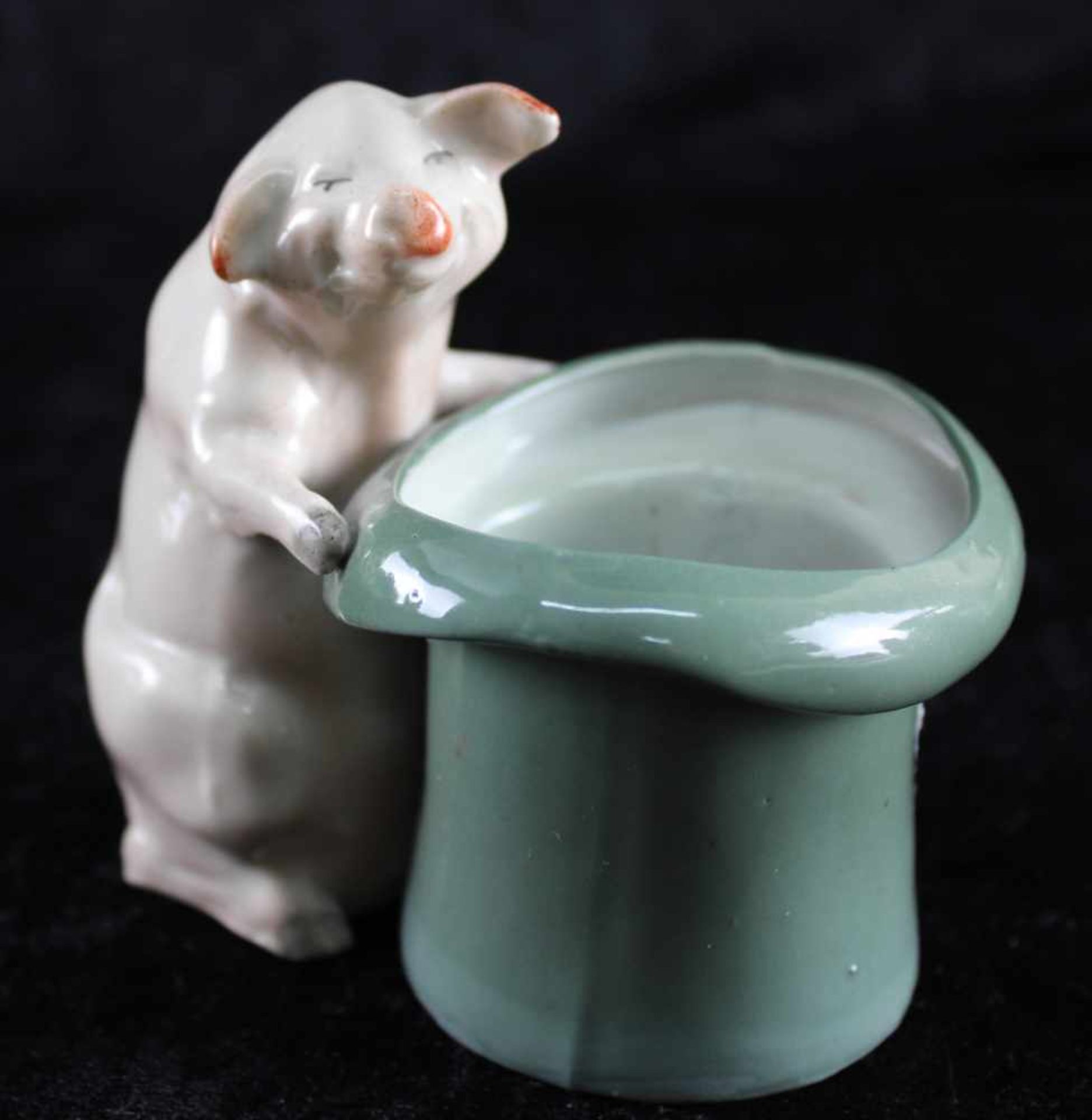 Keramik Schweinchen, deutsch, "Schweinchen vor großem Hut", um 1930, bester ErhaltungszustandDie
