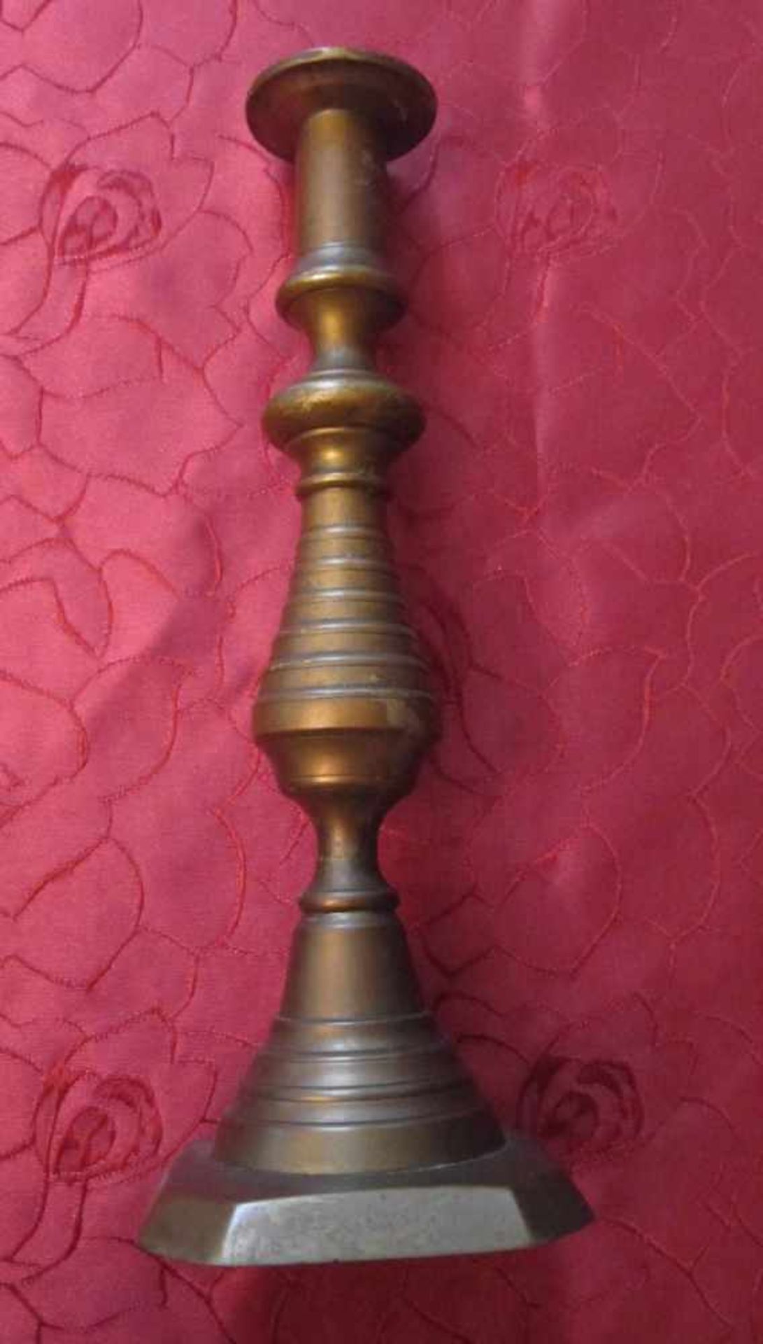 Paar Bronze Kerzenleuchter, Altarleuchter, Barock um 1750, Höhe 31 cm, Ø oben 5,5cm, Fuß 11 x 11 cm - Image 2 of 6