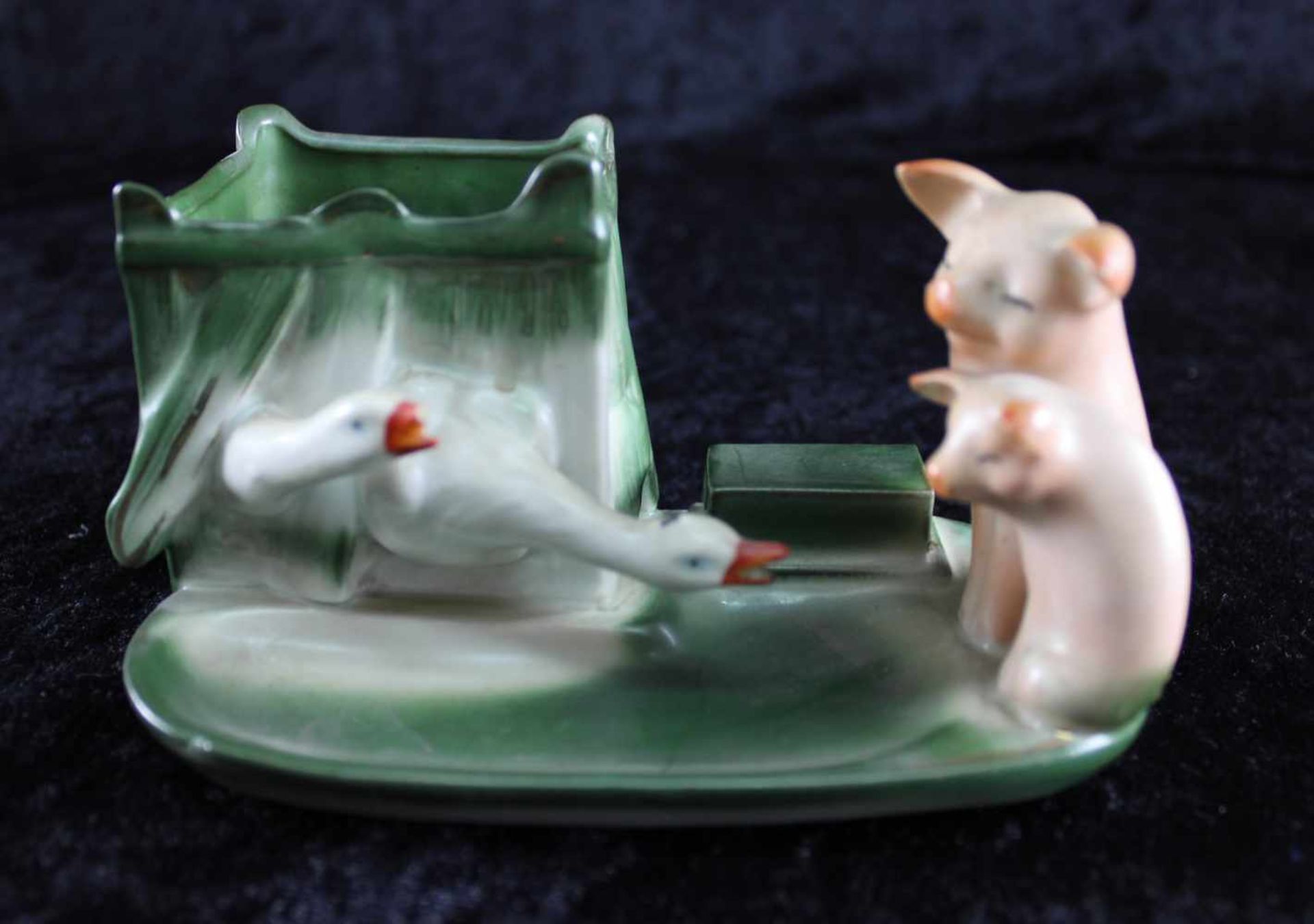 Keramik Schweinchen, deutsch, "Schweinchen Mutter und Kind mit Gänsen", um 1930, leichte